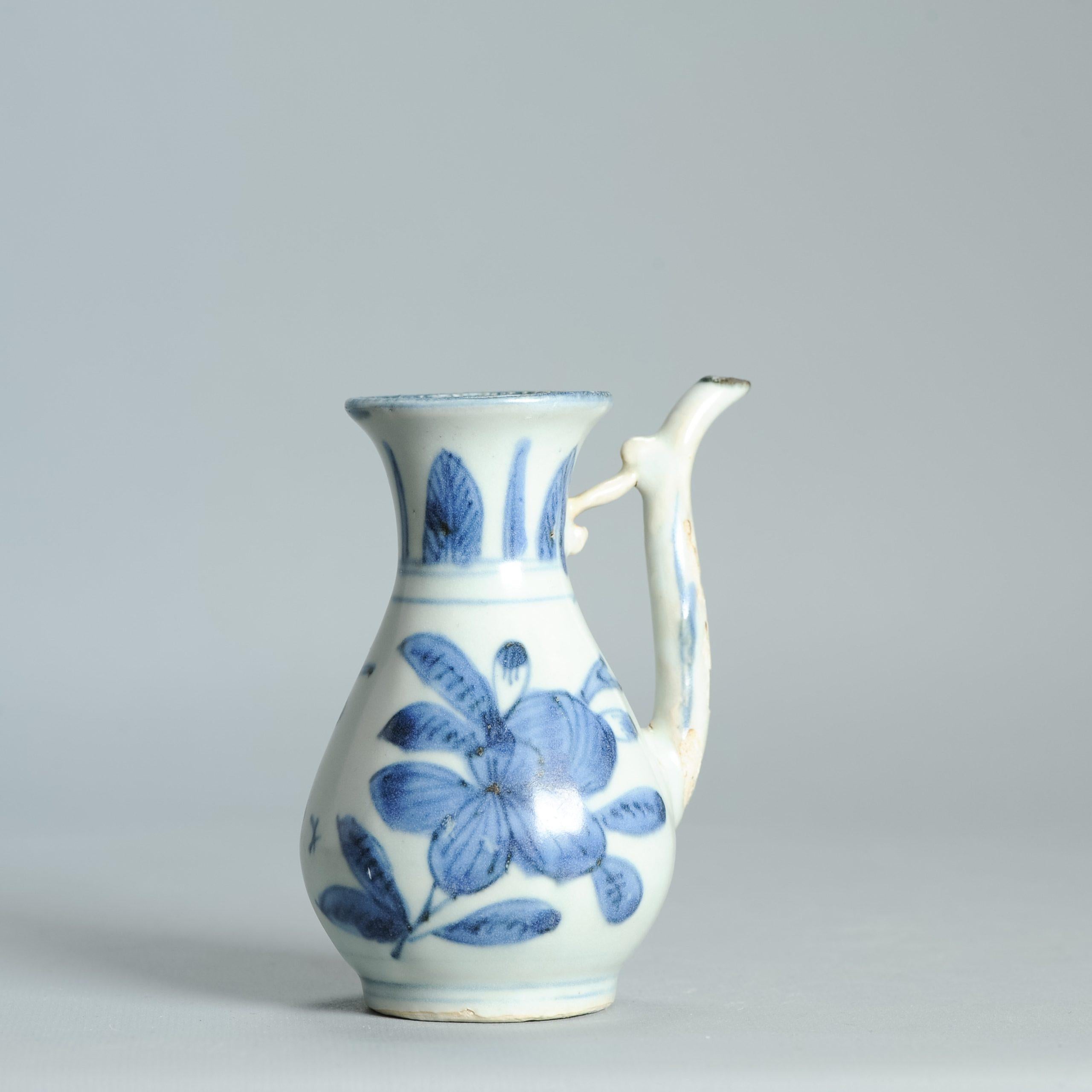 Rare paire d'aiguières chinoises miniatures bleues et blanches Whiting ca1600 Décor d'oiseaux et de fleurs en vente 4