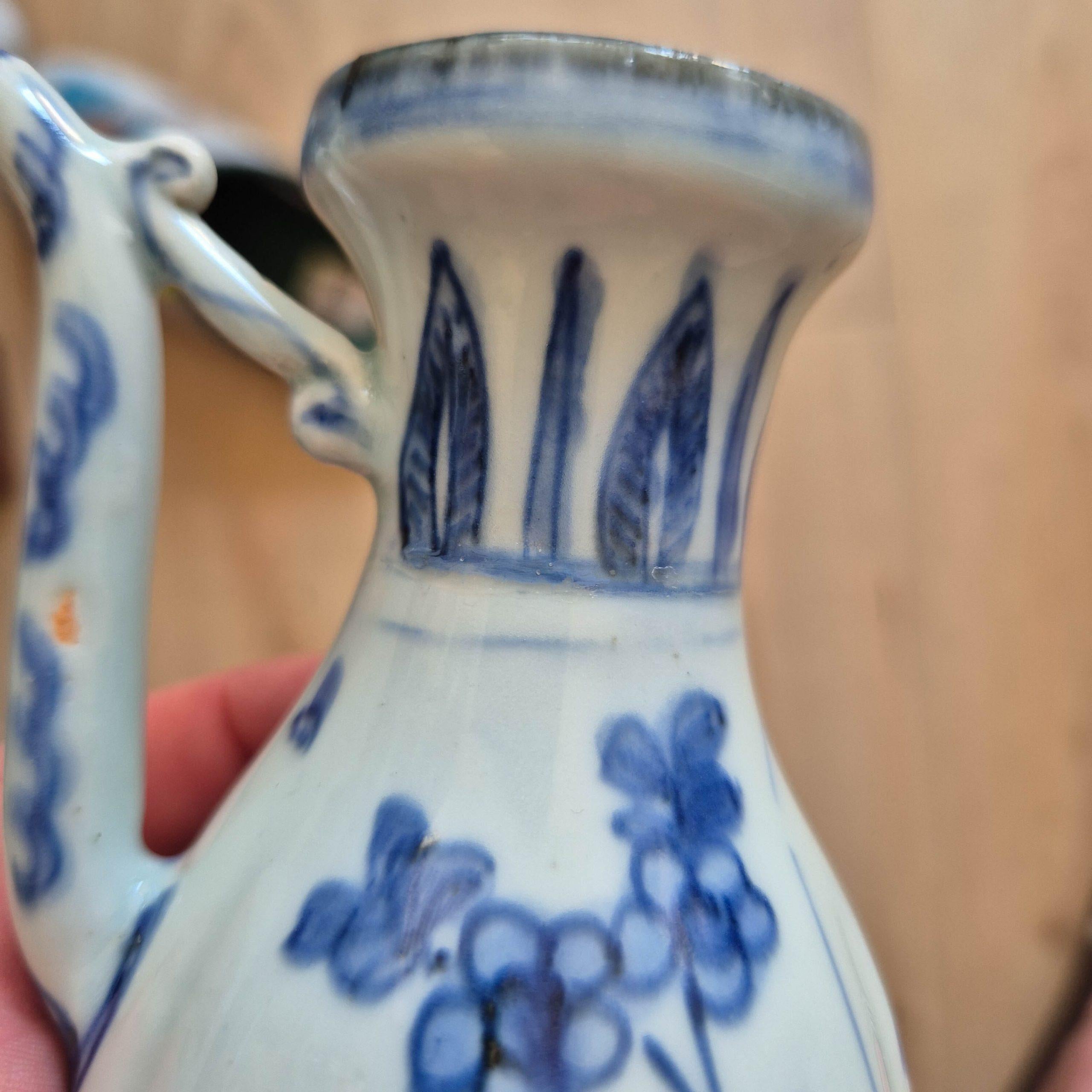 Rare paire d'aiguières chinoises miniatures bleues et blanches Whiting ca1600 Décor d'oiseaux et de fleurs en vente 5