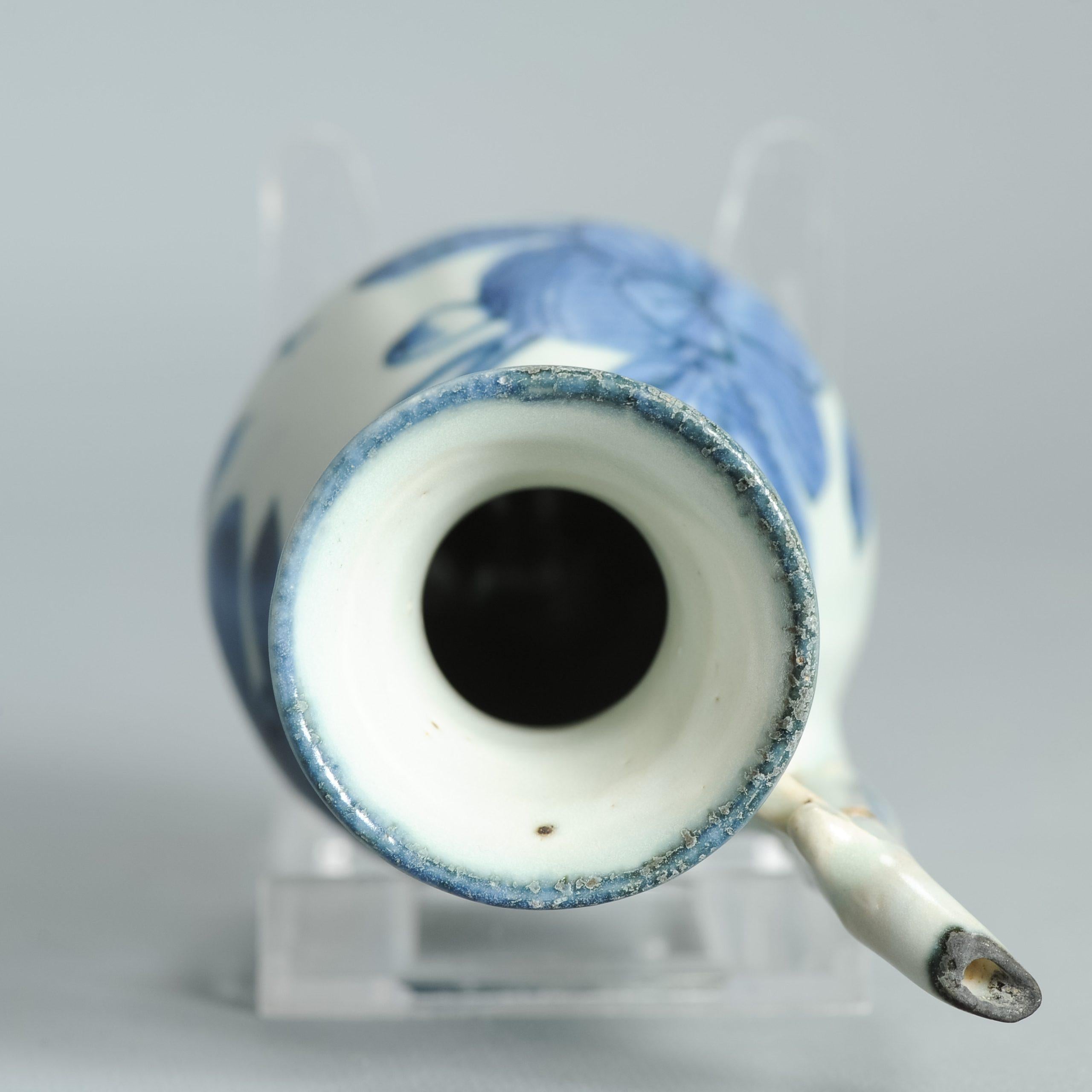 Ming Rare paire d'aiguières chinoises miniatures bleues et blanches Whiting ca1600 Décor d'oiseaux et de fleurs en vente