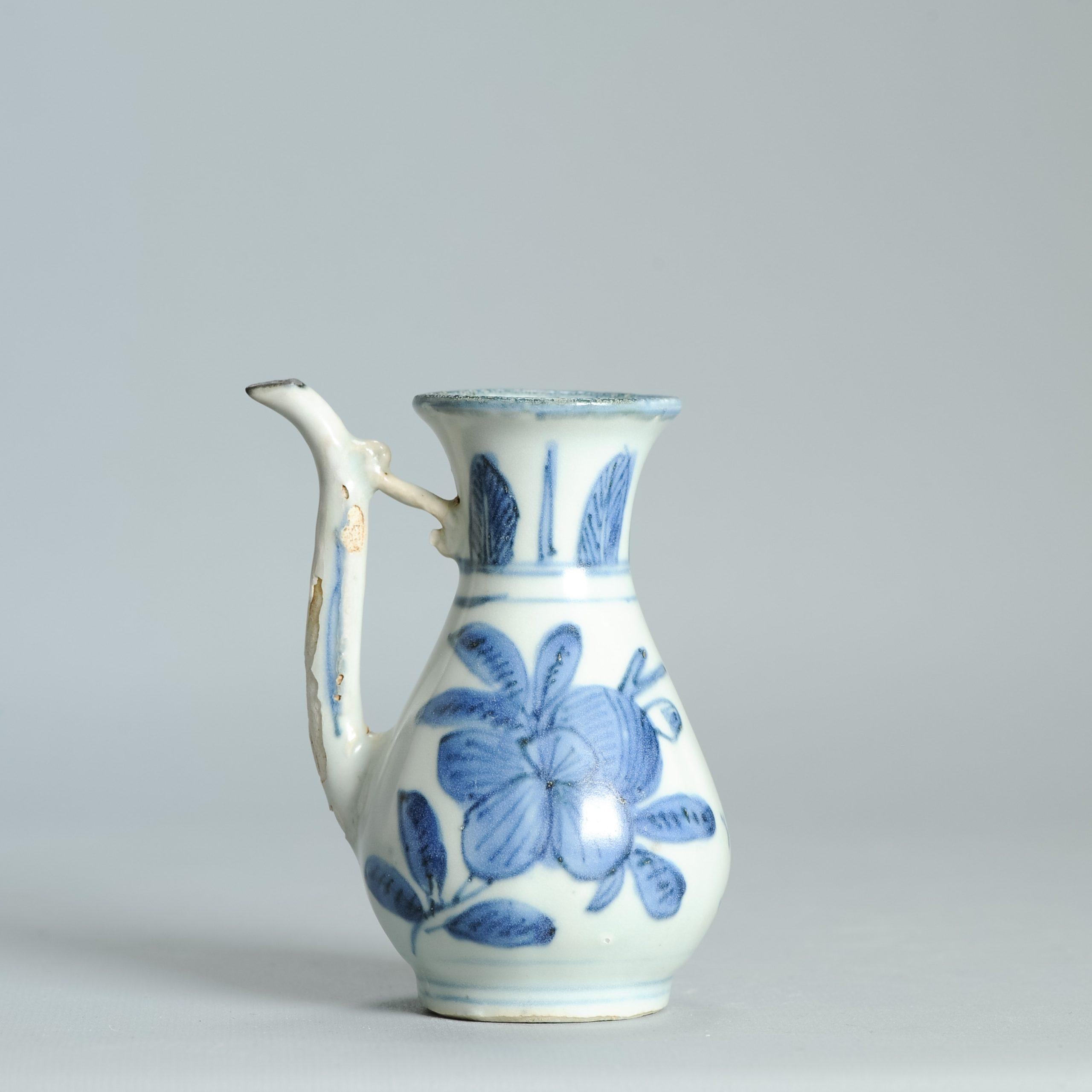 Chinois Rare paire d'aiguières chinoises miniatures bleues et blanches Whiting ca1600 Décor d'oiseaux et de fleurs en vente