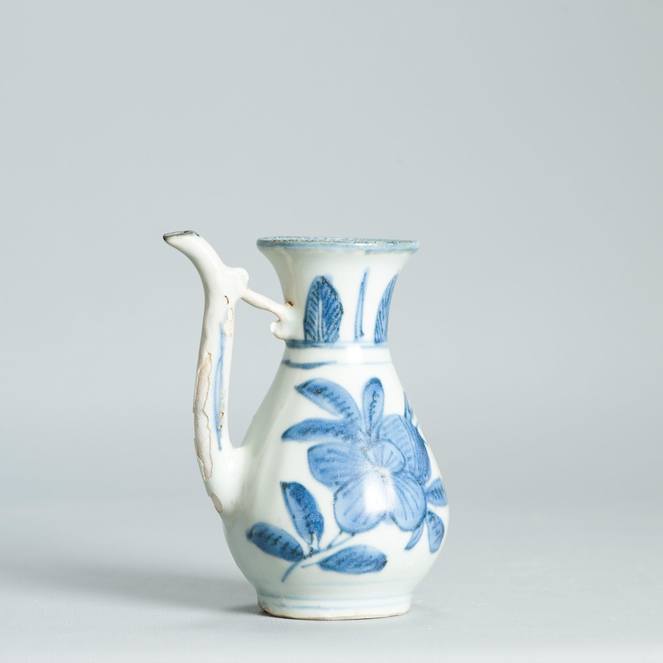 Rare paire d'aiguières chinoises miniatures bleues et blanches Whiting ca1600 Décor d'oiseaux et de fleurs Bon état - En vente à Amsterdam, Noord Holland