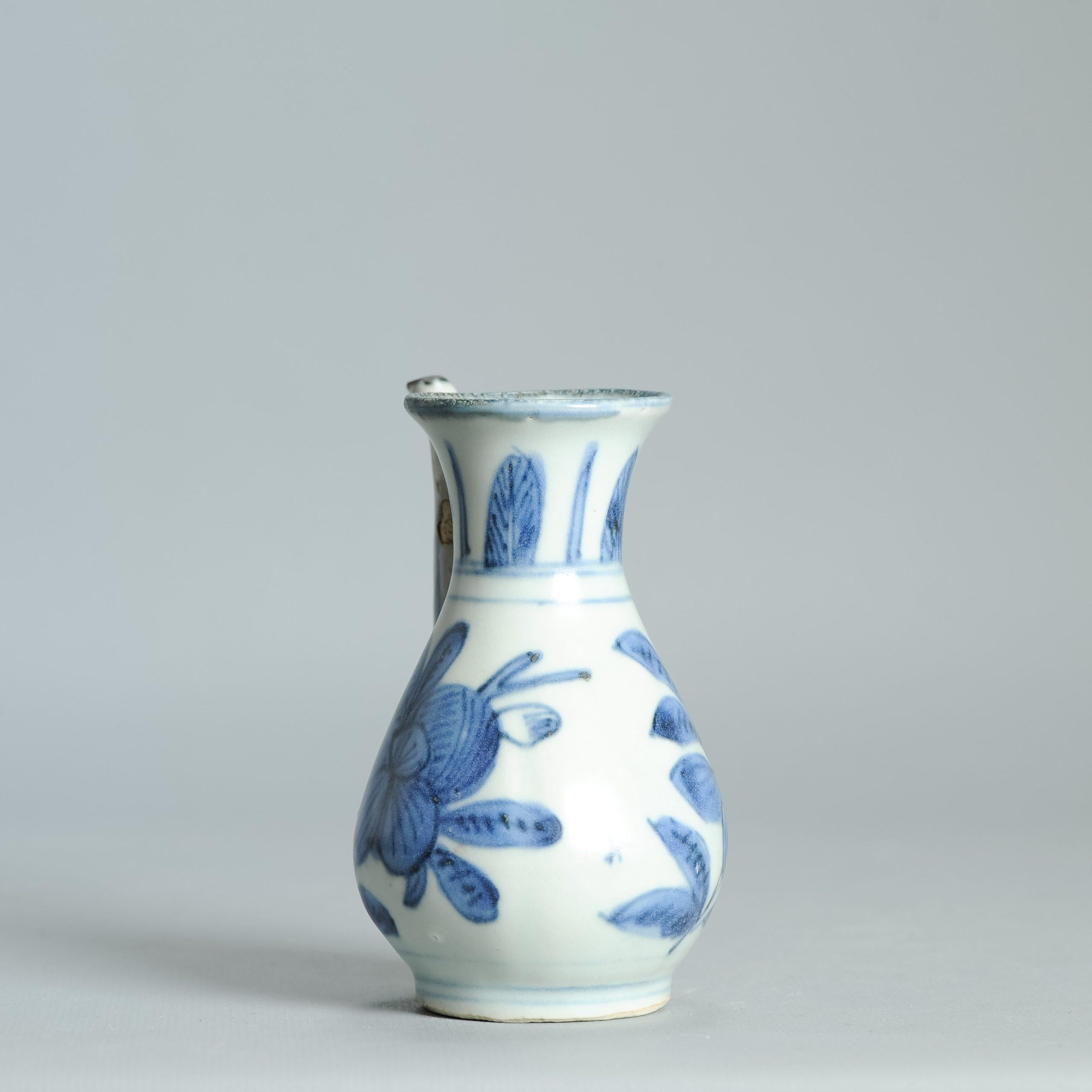 XVIIIe siècle et antérieur Rare paire d'aiguières chinoises miniatures bleues et blanches Whiting ca1600 Décor d'oiseaux et de fleurs en vente
