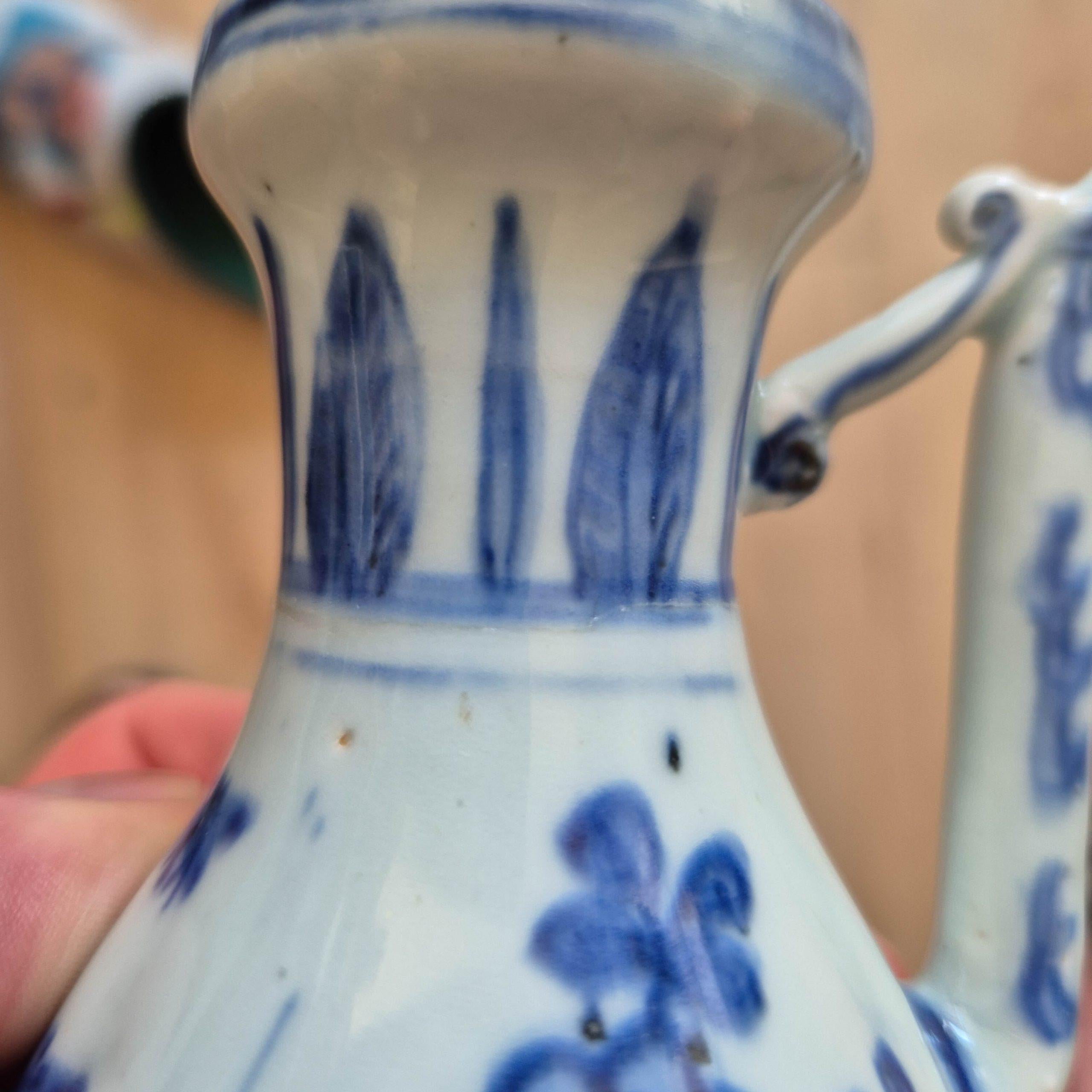 Porcelaine Rare paire d'aiguières chinoises miniatures bleues et blanches Whiting ca1600 Décor d'oiseaux et de fleurs en vente