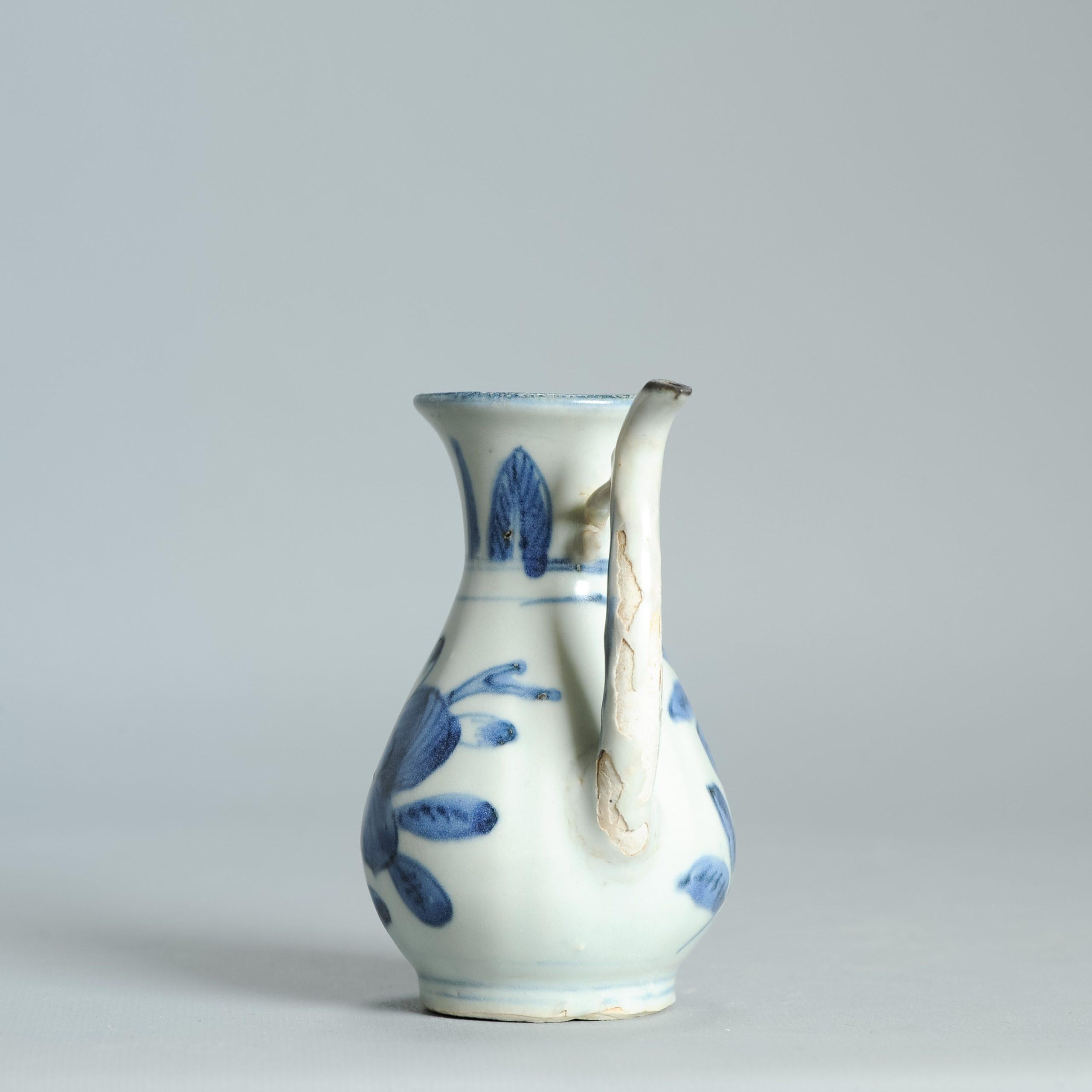 Rare paire d'aiguières chinoises miniatures bleues et blanches Whiting ca1600 Décor d'oiseaux et de fleurs en vente 1