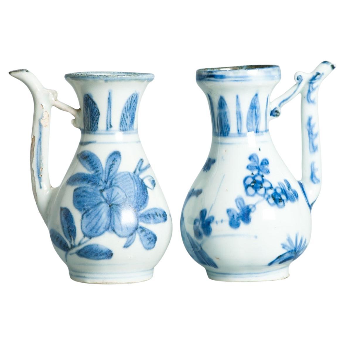 Rare paire d'aiguières chinoises miniatures bleues et blanches Whiting ca1600 Décor d'oiseaux et de fleurs en vente