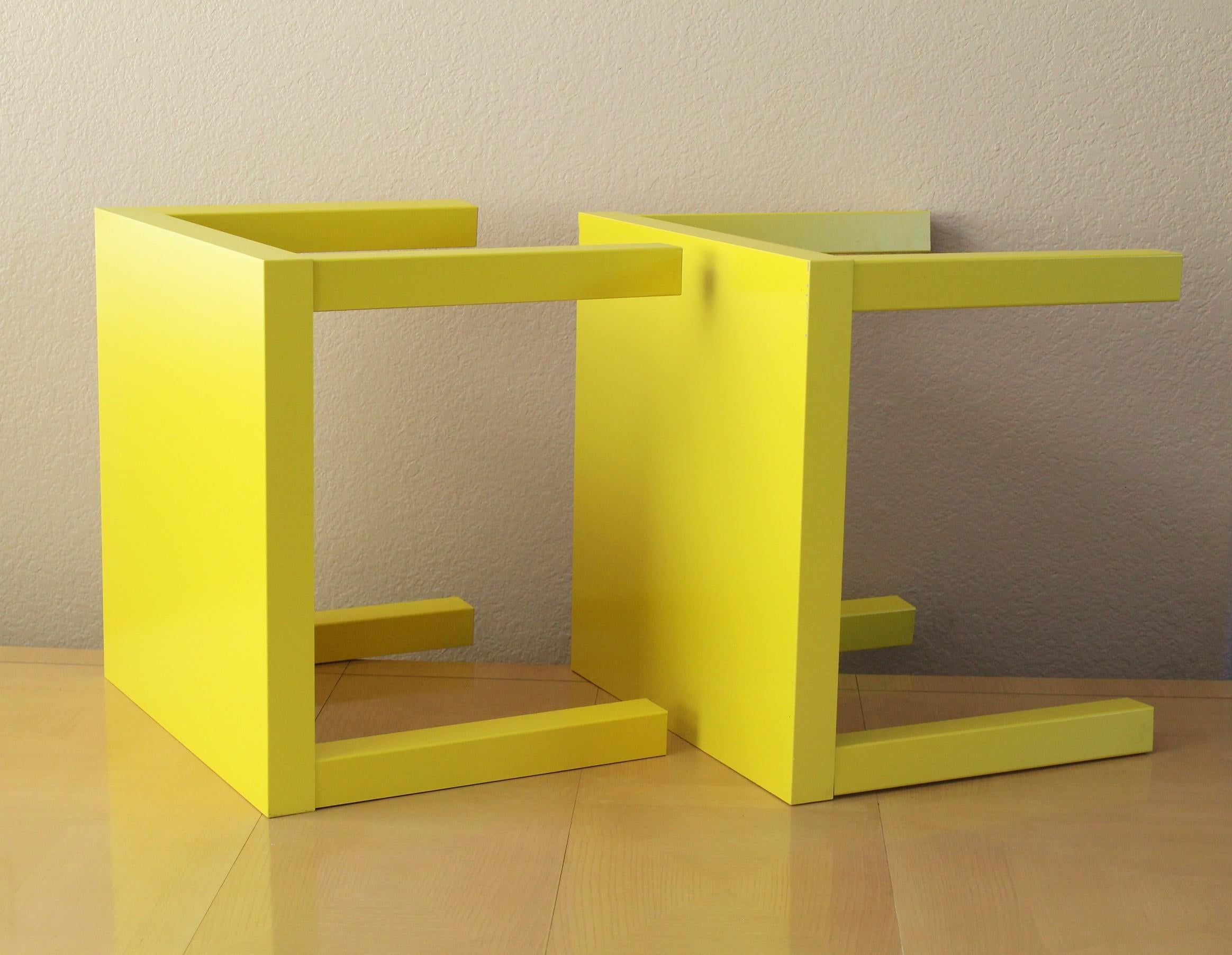 Postmoderne Paire rare de tables d'extrémité Ikea jaune, Suède 1999 Art Memphis Postmodern Decor en vente