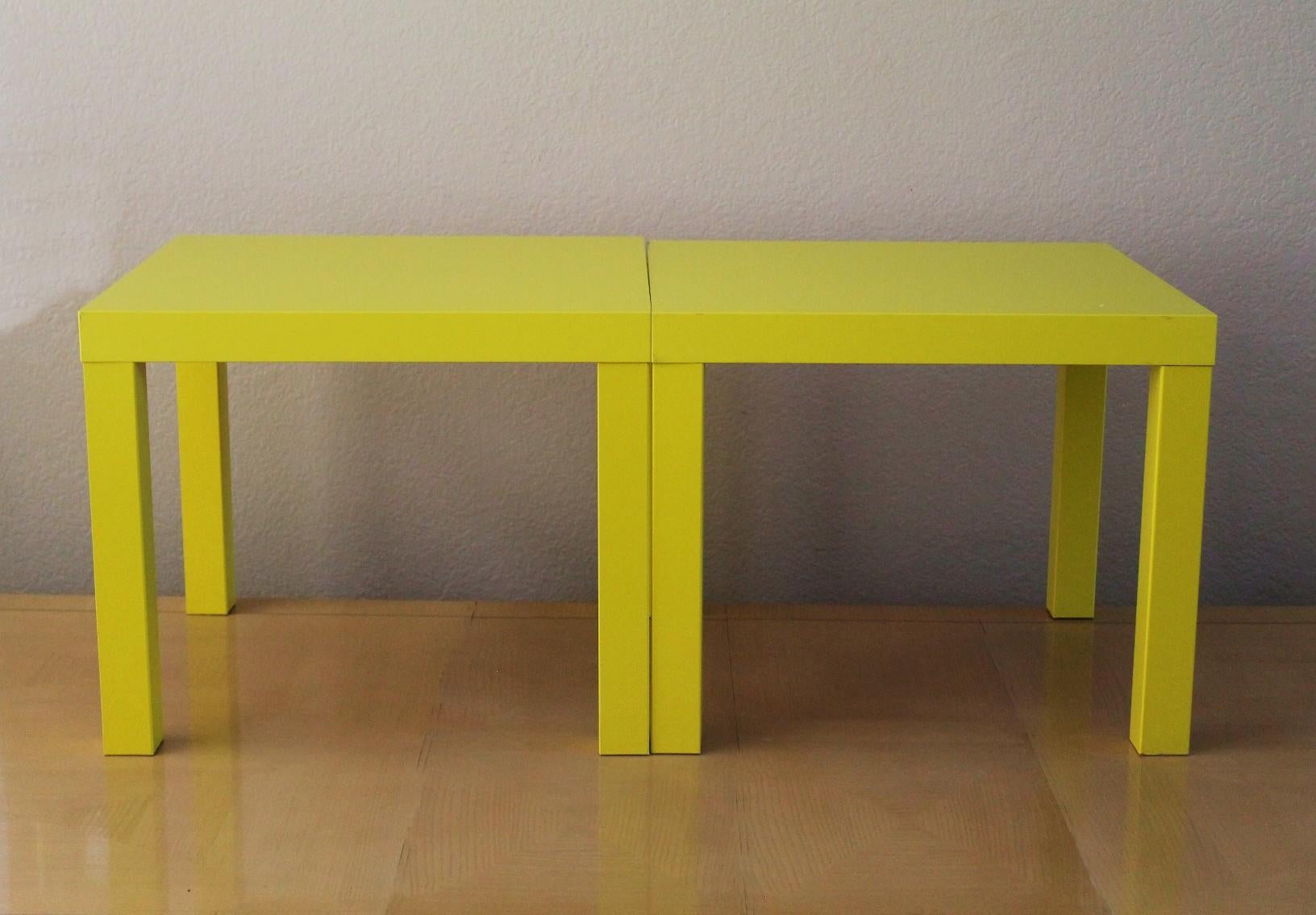 Suédois Paire rare de tables d'extrémité Ikea jaune, Suède 1999 Art Memphis Postmodern Decor en vente