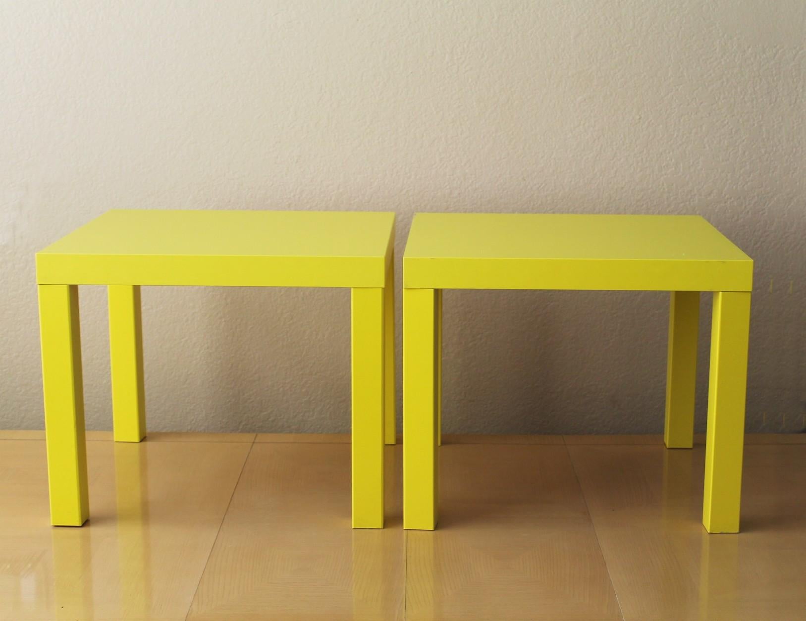 Fin du 20e siècle Paire rare de tables d'extrémité Ikea jaune, Suède 1999 Art Memphis Postmodern Decor en vente