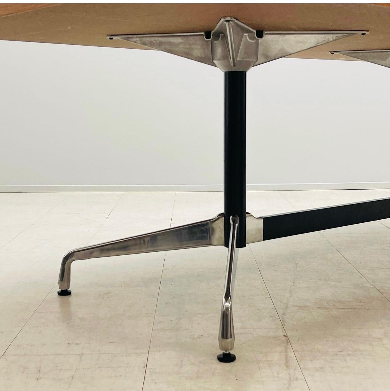 Seltener Eames Esstisch / Konferenztisch in Palisanderfurnier,  Herman Miller (amerikanisch) im Angebot