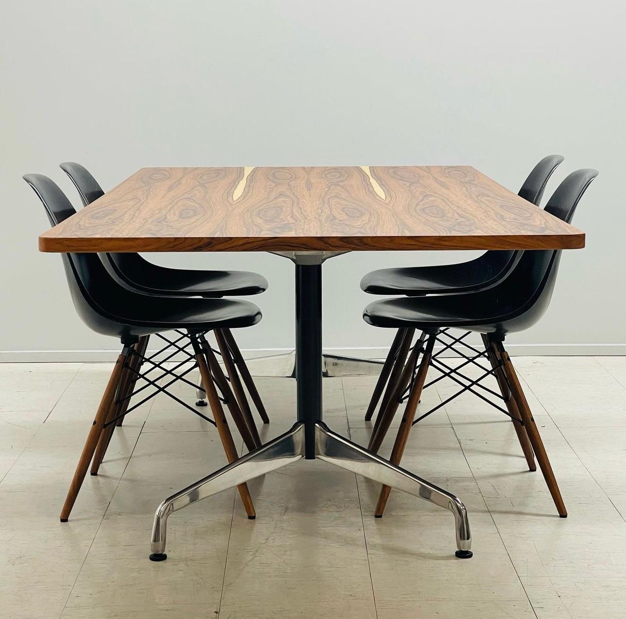 Seltener Eames Esstisch / Konferenztisch in Palisanderfurnier,  Herman Miller (21. Jahrhundert und zeitgenössisch) im Angebot