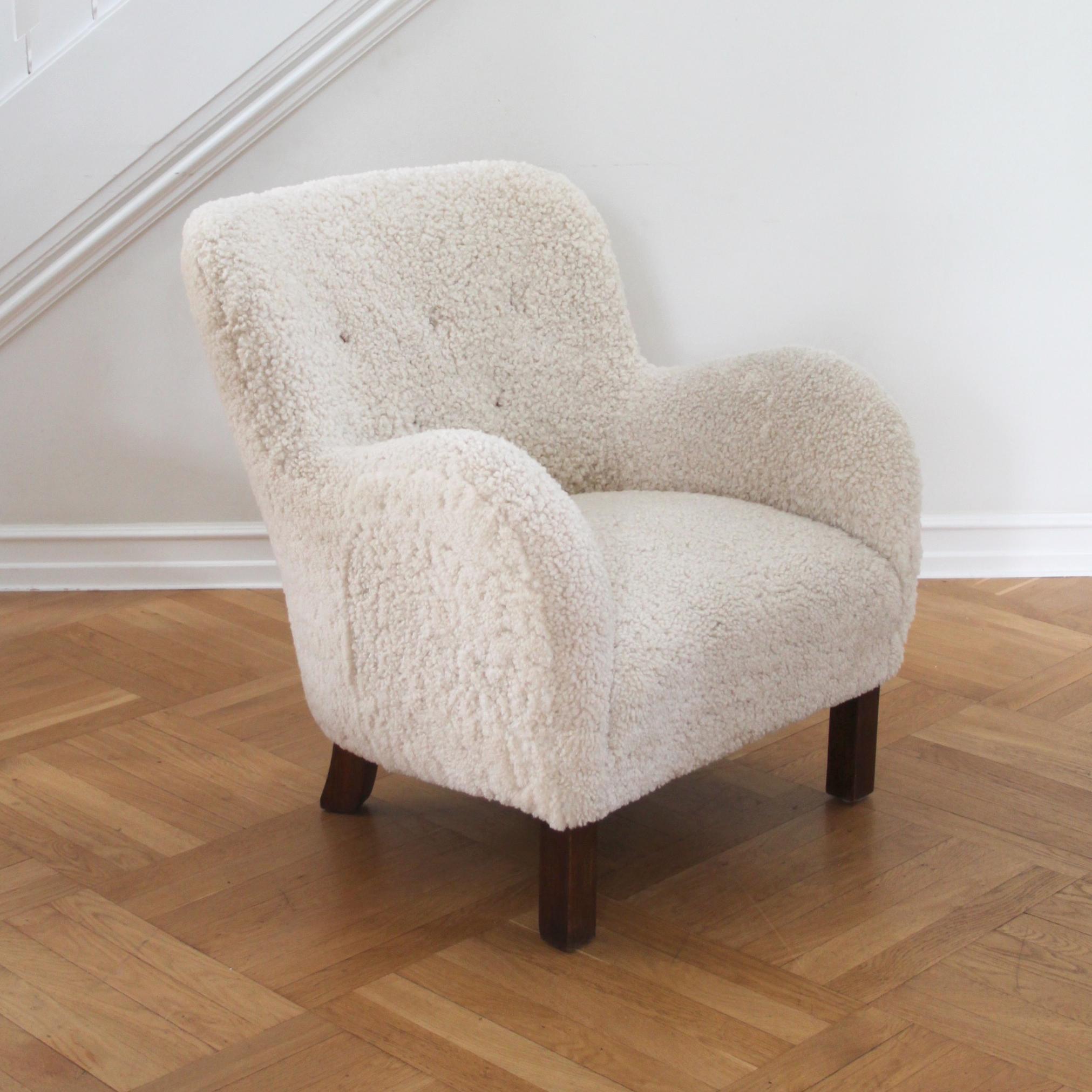Scandinave moderne Rare fauteuil Palle Suenson Easy Chair de Fritz Hansen, peau de mouton, Danemark années 1940 en vente