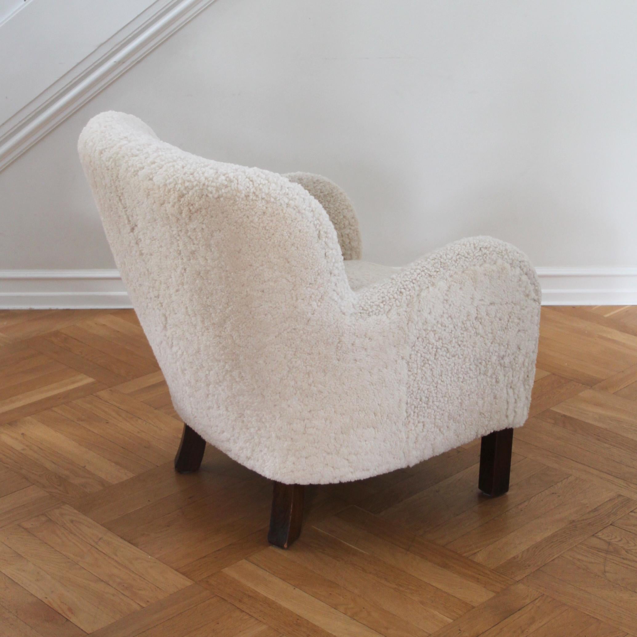 Scandinavian Modern Rare Palle Suenson Easy Chair by Fritz Hansen, Sheepskin, Denmark 1940s For Sale