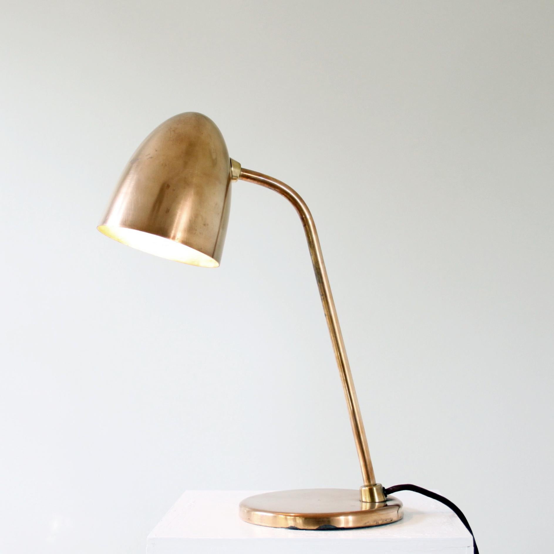 Palle Suenson    -   Mid-Century Modern Design

A rare table lamp in brass by Palle Suensen, iconic and renowned Danish Architect and Designer. 

The lamp is fully functional. 