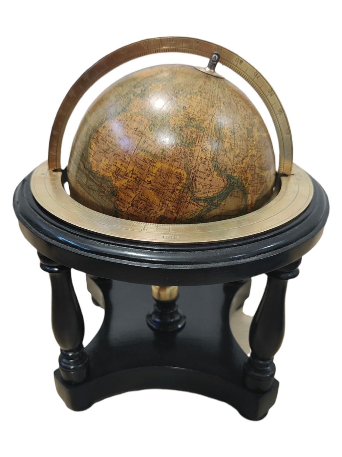 Rare Paluzie globe from the XIX century. Desktop globe from the xix century made by the house: Faustino Paluzie-Barcelona. The base is made of ebonized wood and the globe, due to its weight, is possibly solid wood. Measures: 18 x 18 x 25 cm. Balloon