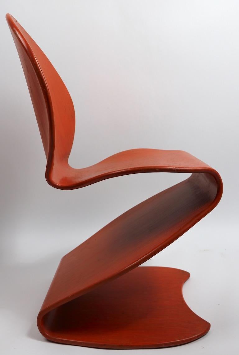 Rare Verner Panton for Thonet 276 S chair in original orange finish, circa 1956. Very hard to find iconic design modernist bent plywood chair, especially appealing in the orange color. Occasionally furniture transcends its function and becomes