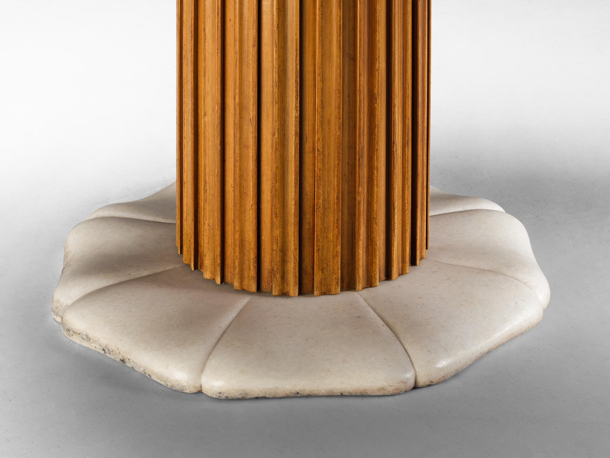 Milieu du XXe siècle Rare table de salle à manger ronde Paolo Buffa avec base à pétales de marbre et incrustation d'étoiles en laiton  en vente