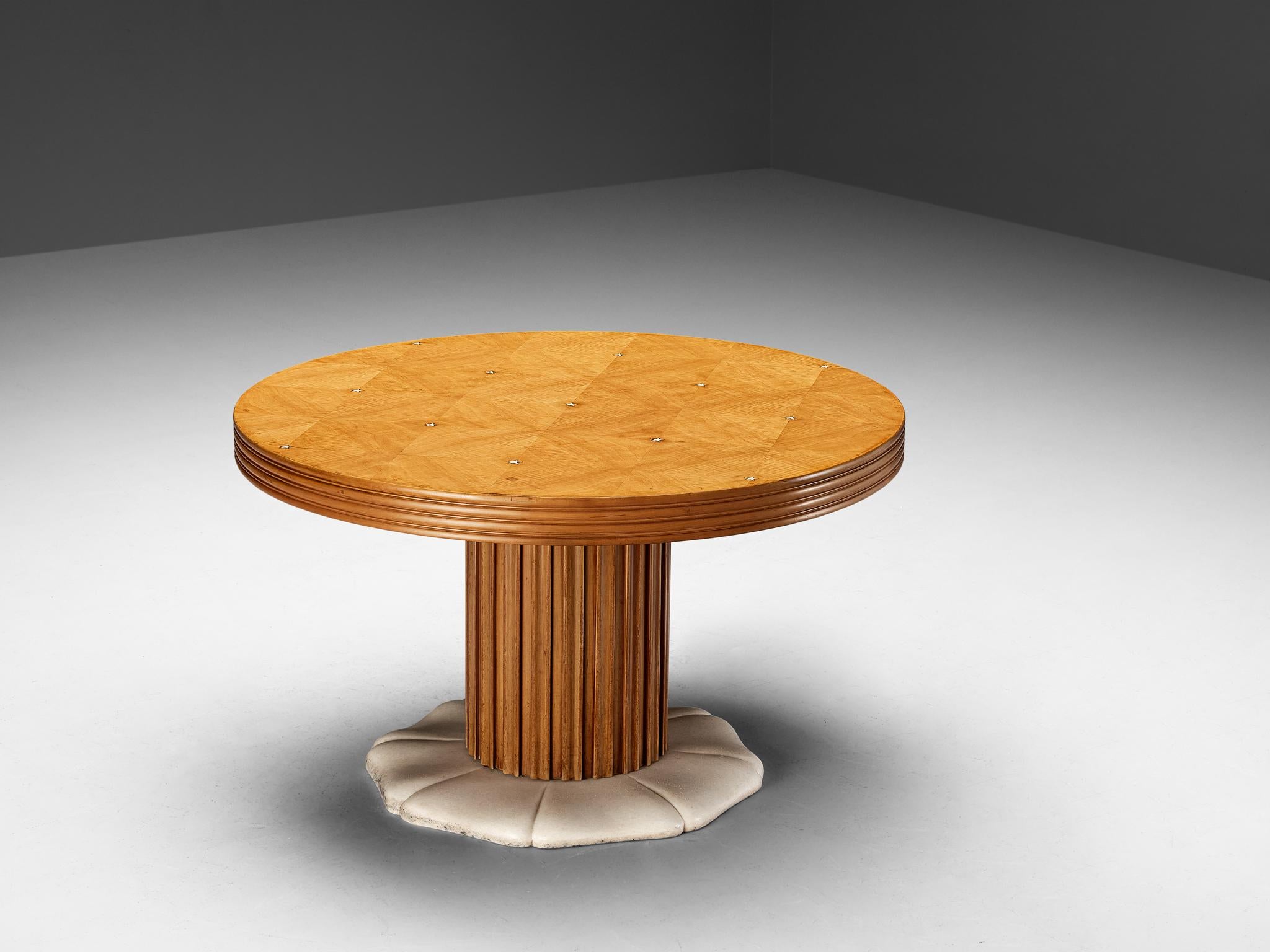 Paolo Buffa runder Tisch, Messing, Marmor, Kirschholz, Italien, um 1940

Ein großartiges Möbelstück, entworfen von Paolo Buffa. Dieser Tisch wurde um 1940 hergestellt und weist in vielerlei Hinsicht ein wunderbares Design auf. Dieser Tisch ist aus