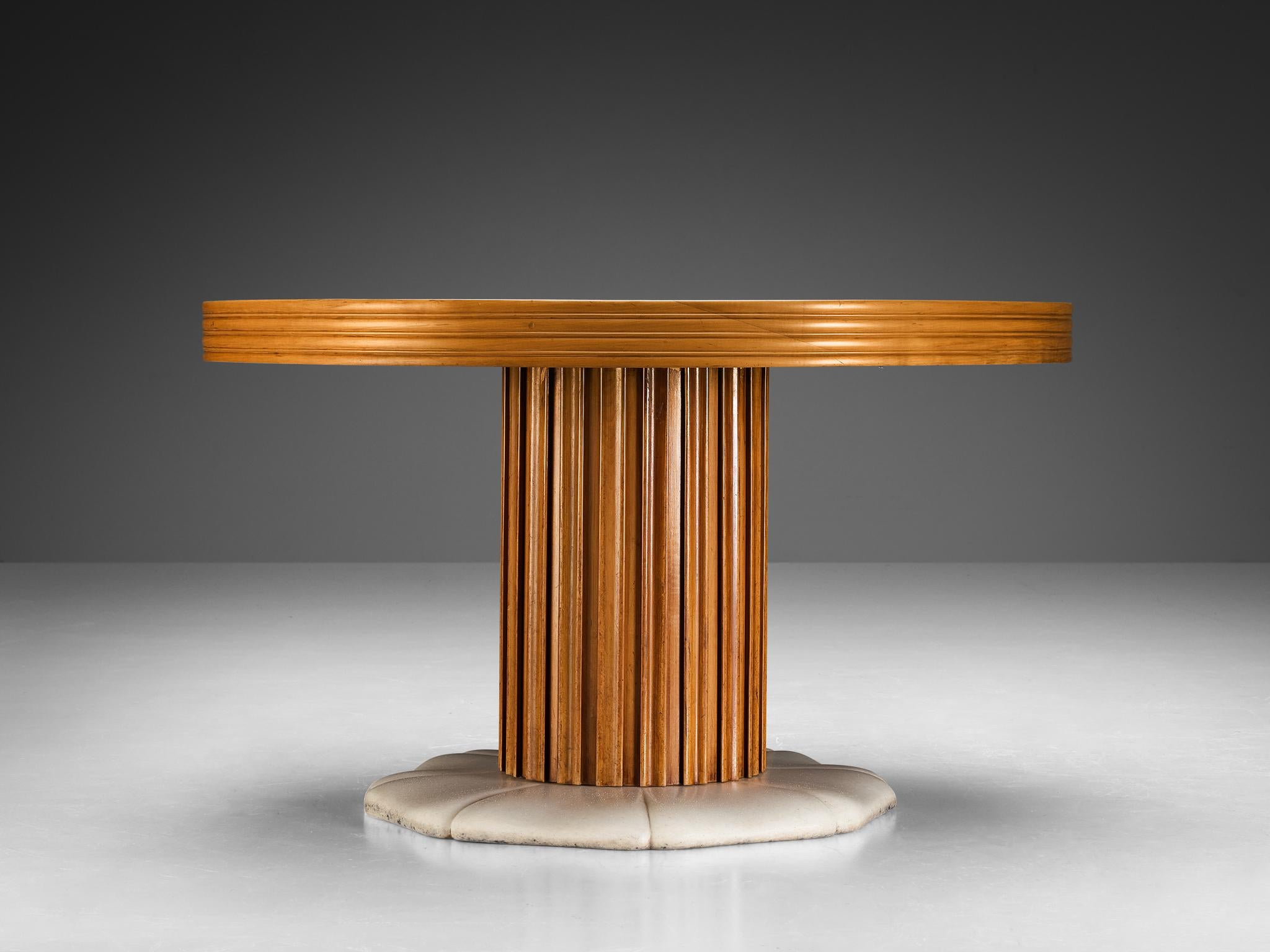 Rare table de salle à manger ronde Paolo Buffa avec base à pétales de marbre et incrustation d'étoiles en laiton  Bon état - En vente à Waalwijk, NL