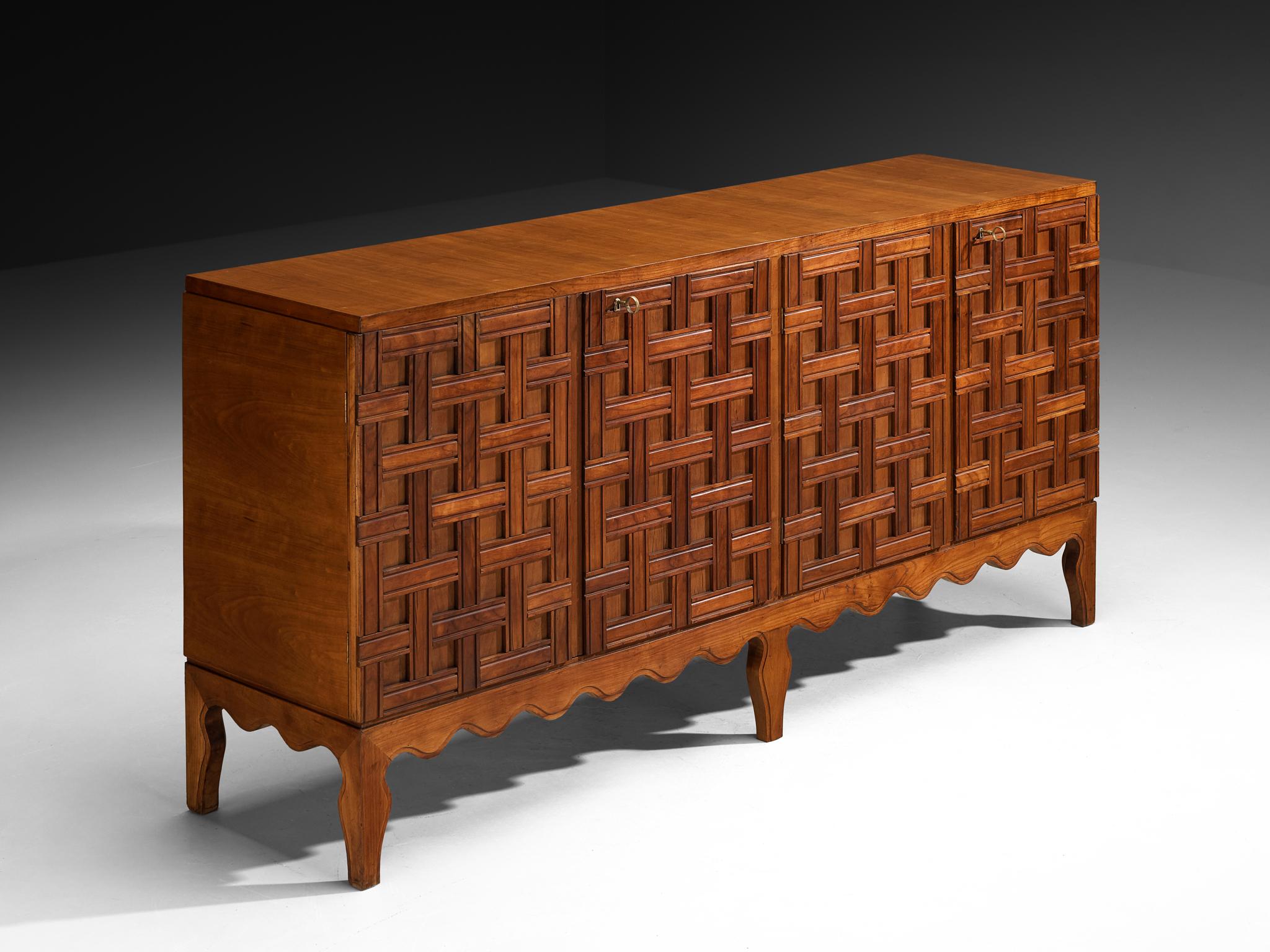 Paolo Buffa, credenza, ciliegio, ottone, Italia, anni '40

Realizzato dal visionario designer e architetto italiano Paolo Buffa (1903-1970), questo raro pezzo emana un raffinato fascino decorativo. È la quintessenza della sensibilità moderna