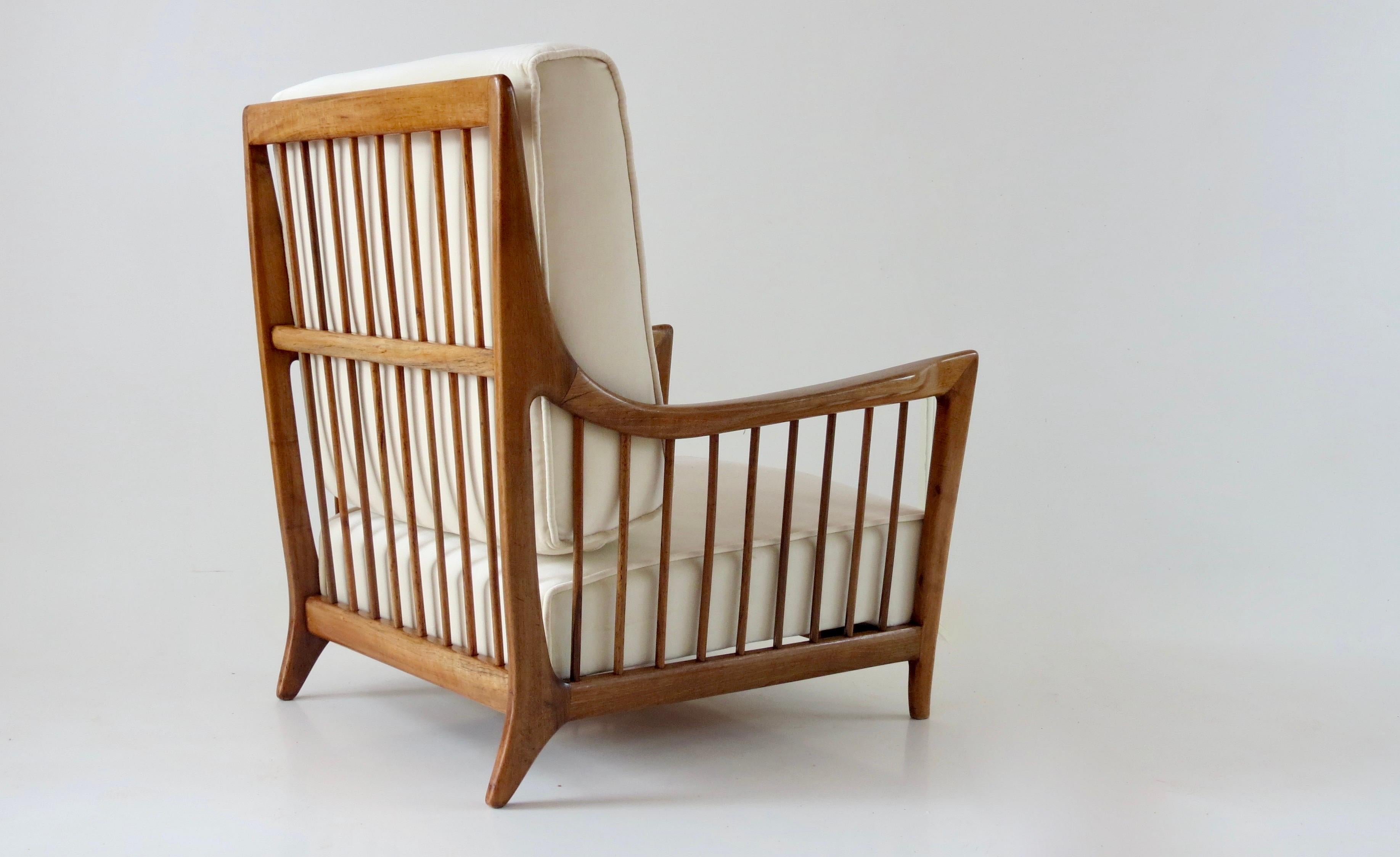 Elegant rare armchair, model n. 118/F, designed by Arch. Paolo Buffa and produced by Eredi Marellli Cantù, 1950
cherrywood and fabric reupholstery in white velvet cotton
Measures: 79 x 73 cm, height 87 cm, arms height 53 cm seat height 33 cm
very