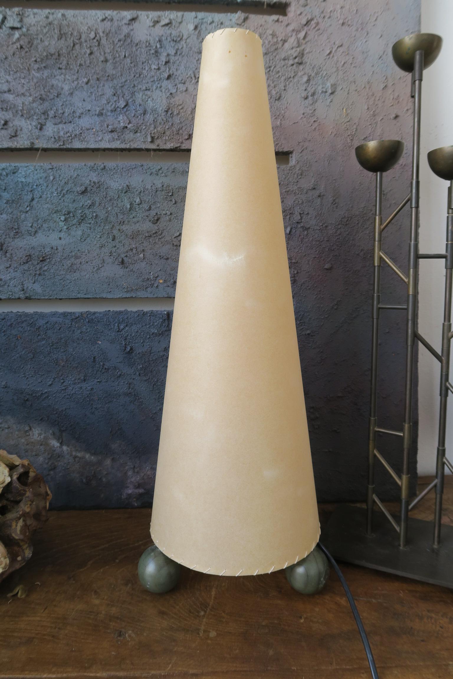lámpara de mesa decorativa de papel en buen estado de uso.
No hemos encontrado ninguna información sobre el origen de esta lámpara. Ni diseñador ni empresa : (
Sólo hay un pequeño daño en la pantalla. por favor, mira las fotos.