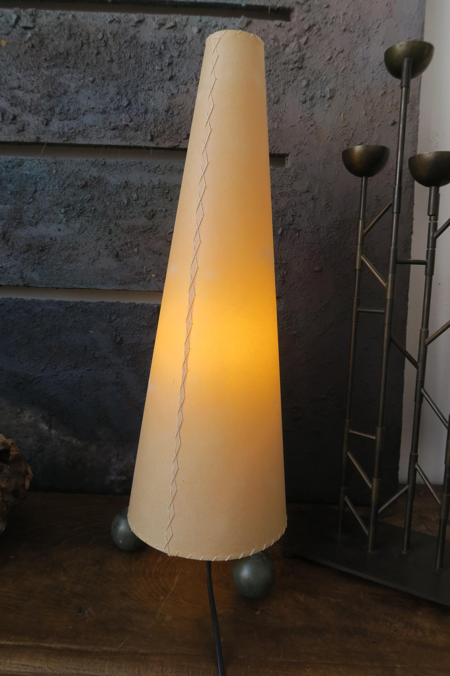 lámpara de mesa de papel raro Madera en venta