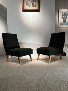 Rare paire de chauffeuses par André Roset