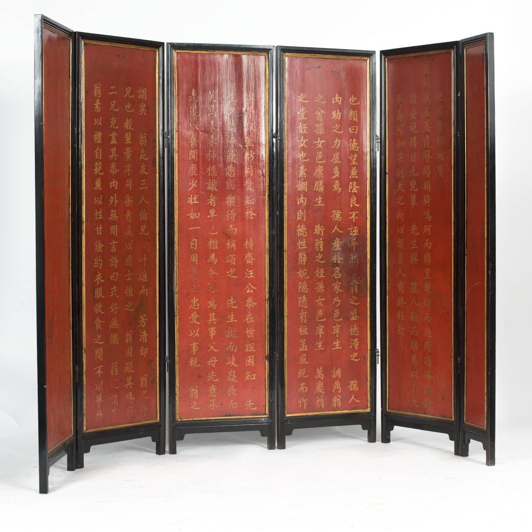 Rare screen/room divider.
Set of 10 (8 wide + 2 smaller) panels with original thick red lacquer with calligraphy in gold leaf.
Later frames in black lacquer with profiled leaf-gilded moldings
Fusian province China late 18th century.

Very