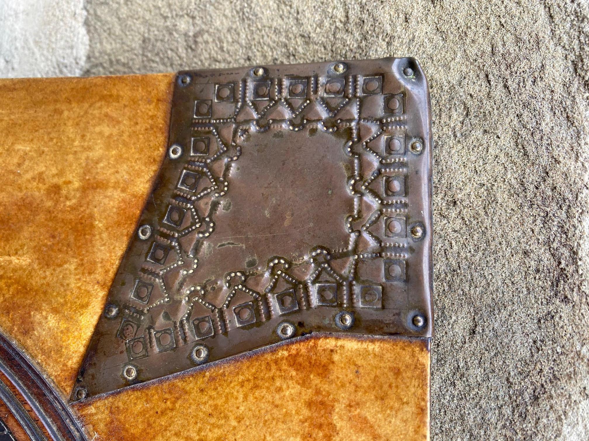 Pergamena Raro specchio in pergamena e rame di Carlo Bugatti in vendita