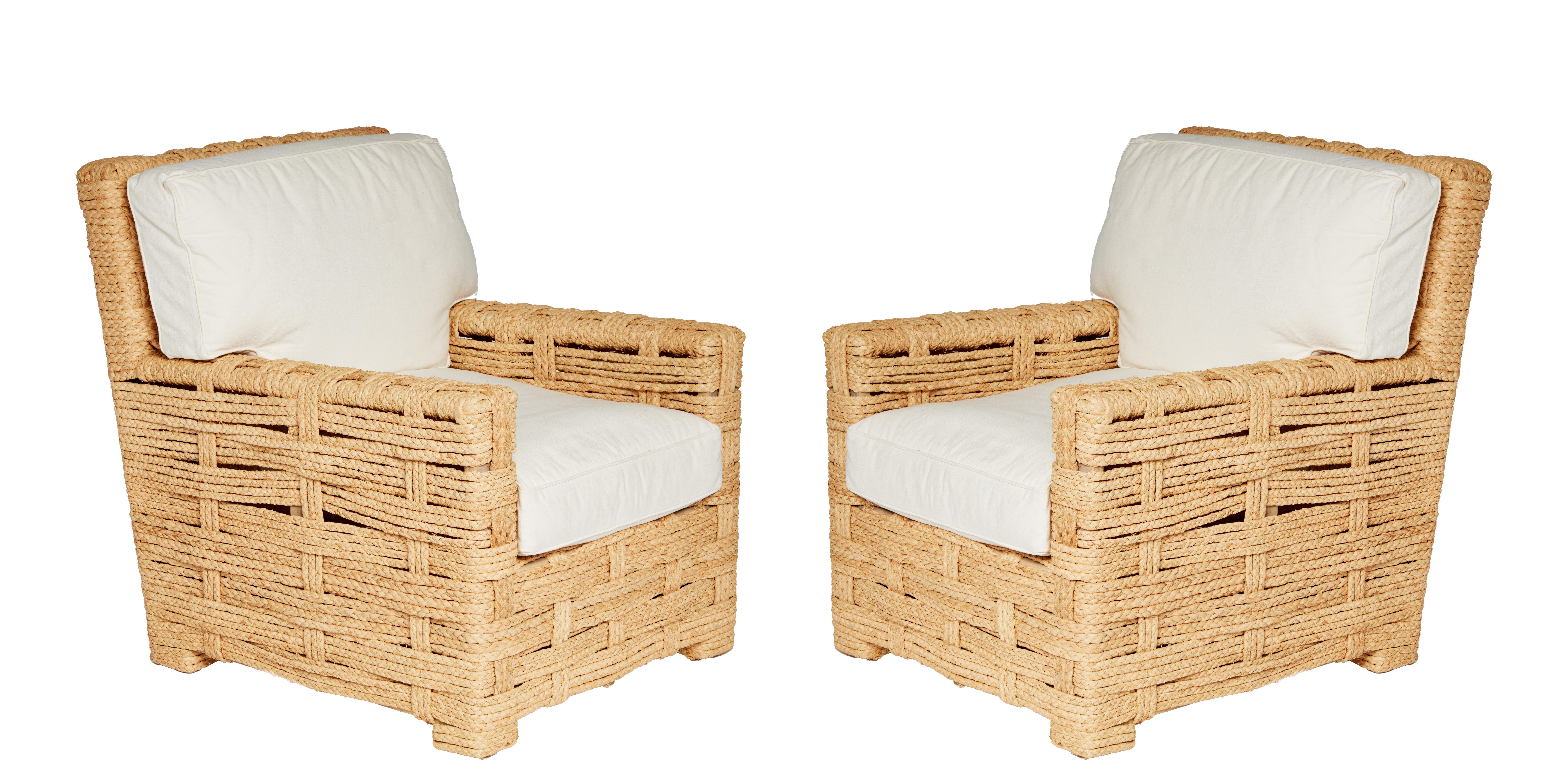 In ottime condizioni originali, ogni sedia è avvolta in rafia intrecciata su una struttura in Oak.
- Seduta H.17.32