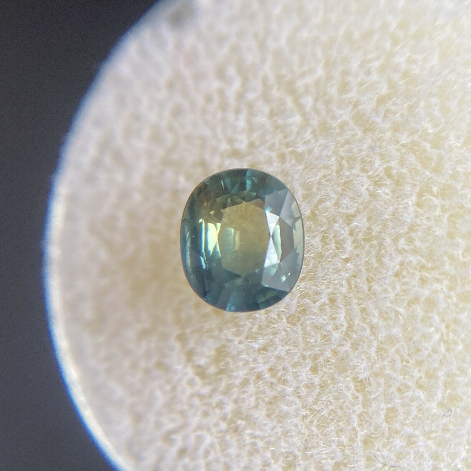 Seltene Parti Farbe Saphir 1,22ct Blau Grün Gelb Oval Schliff Lose Gem 6,6 x 5,7mm

Natürlicher grünlich-gelb-blauer Parti-Colour Sapphire Edelstein. 
1.22 Karat mit einer schönen und einzigartigen grünlich-gelbbblichen Farbe und ausgezeichneter