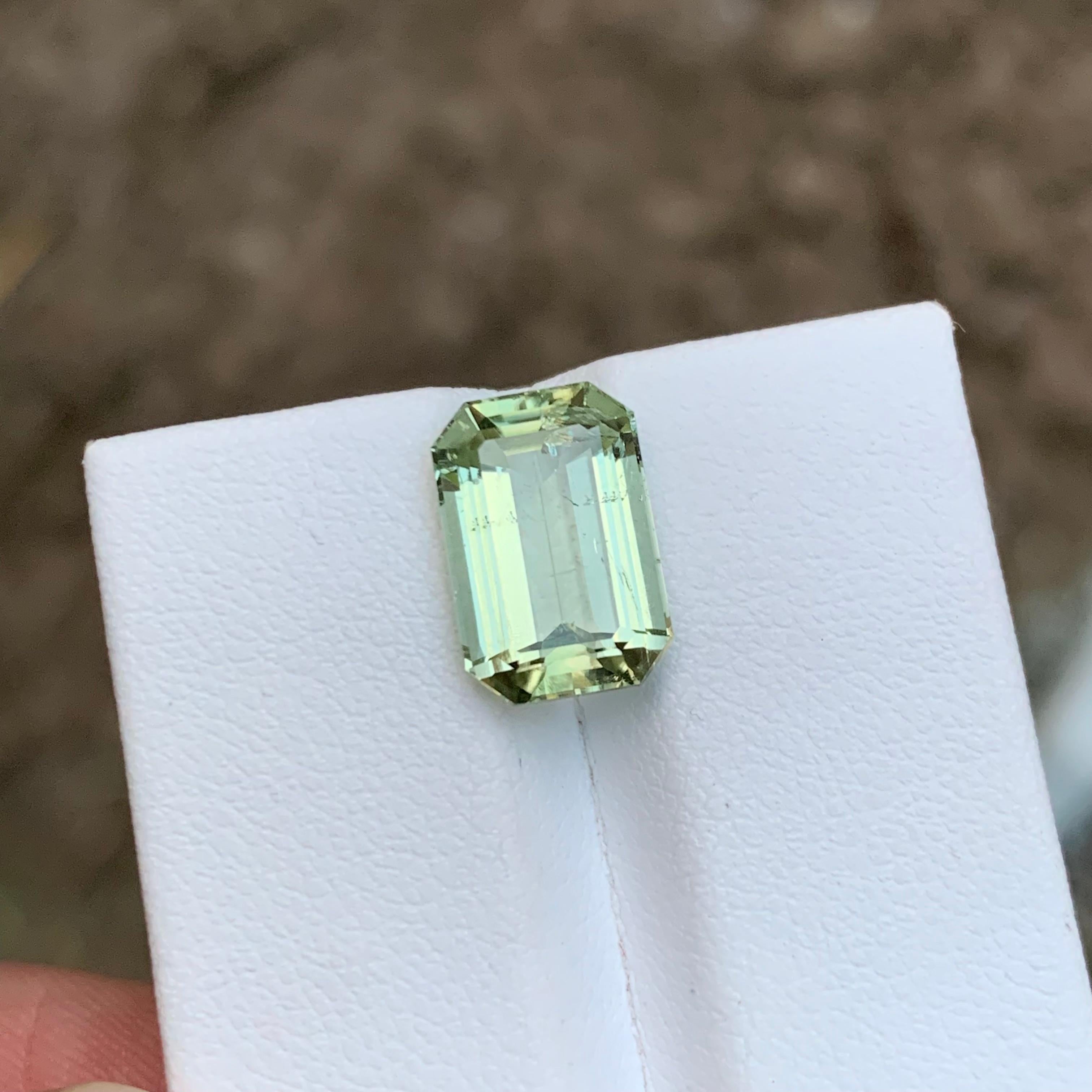 Rare bague/bijou de tourmaline naturelle vert pastel, taille émeraude 5,05 carats en vente 2