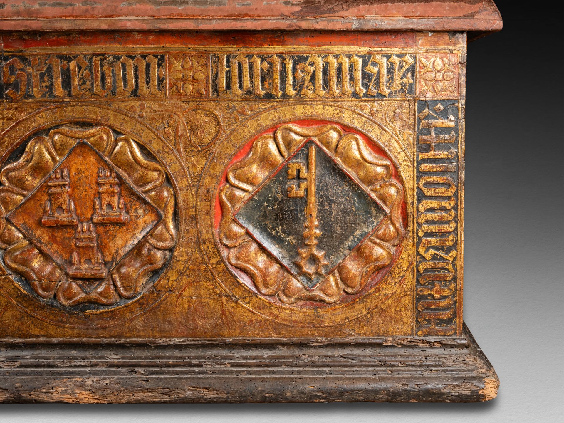 Seltene marriage chest aus pastiglia - Norditalien, erste Hälfte des 15. Jahrhunderts (Geformt) im Angebot