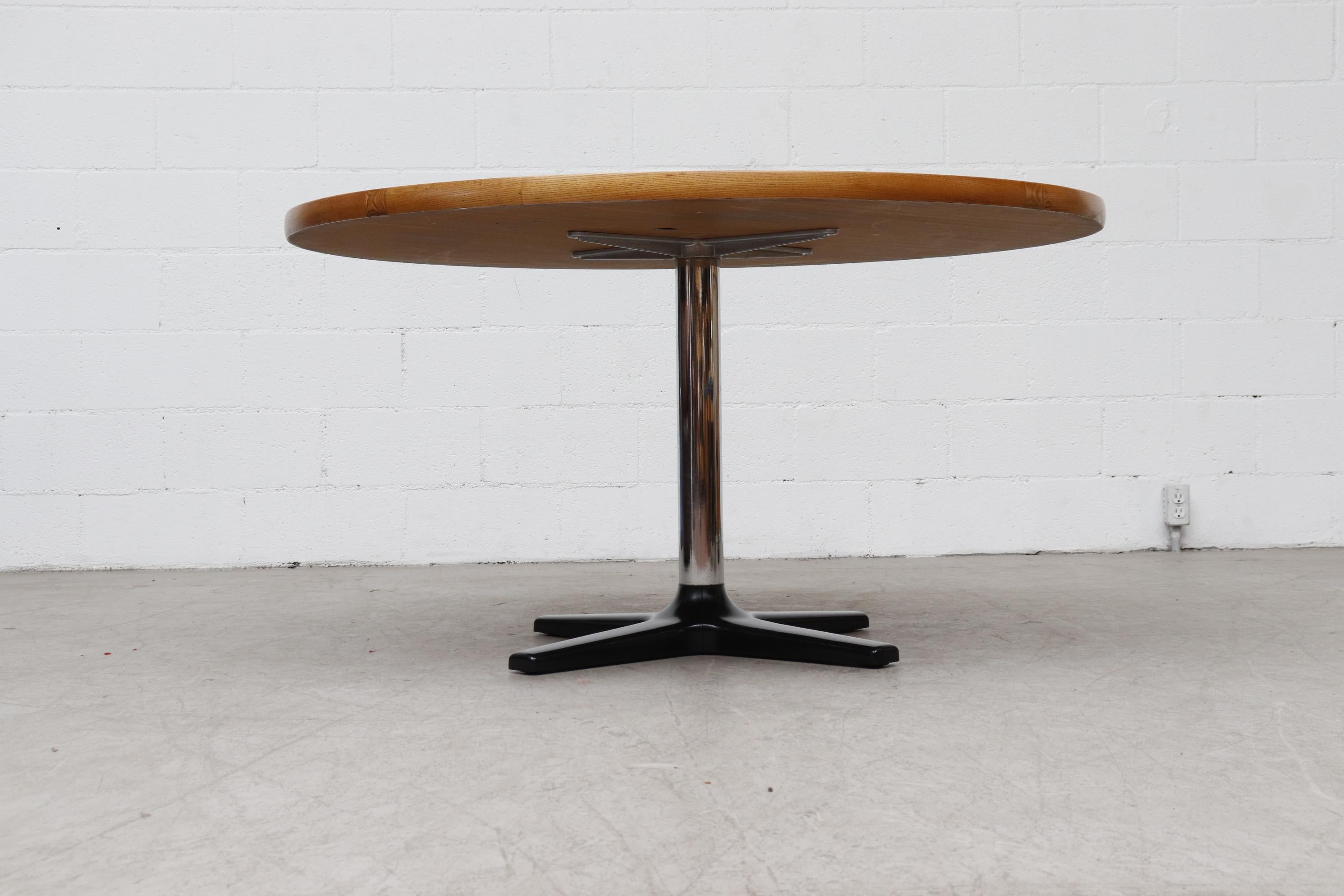 Dutch Rare Pastoe Round Oak Pedestal Dining or Center Table with Pedestal Base For Sale