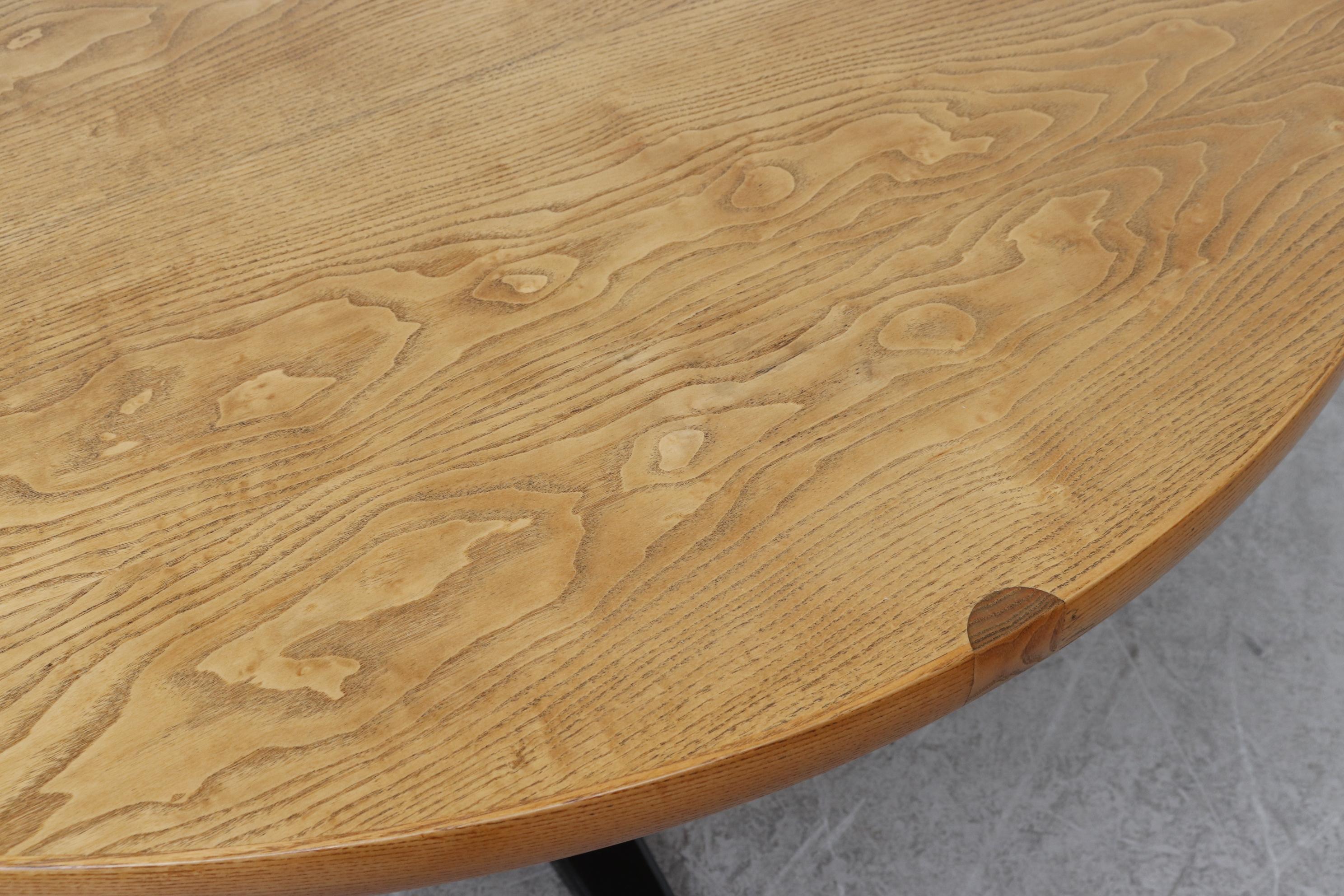 Chêne Rare table de salle à manger ou table centrale ronde à piédestal en chêne avec base à piédestal en vente