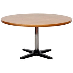 Rare table de salle à manger ou table centrale ronde à piédestal en chêne avec base à piédestal