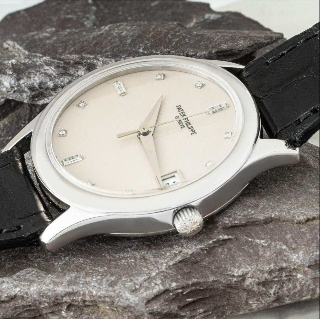 A rare platinum Calatrava wristwatch. Features a silver dial with a date aperture, 8 single cut diamonds and 3 baguette cut diamond hour markers as well as a platinum bezel. Fitted with a sapphire glass, a self-winding automatic movement and a Patek