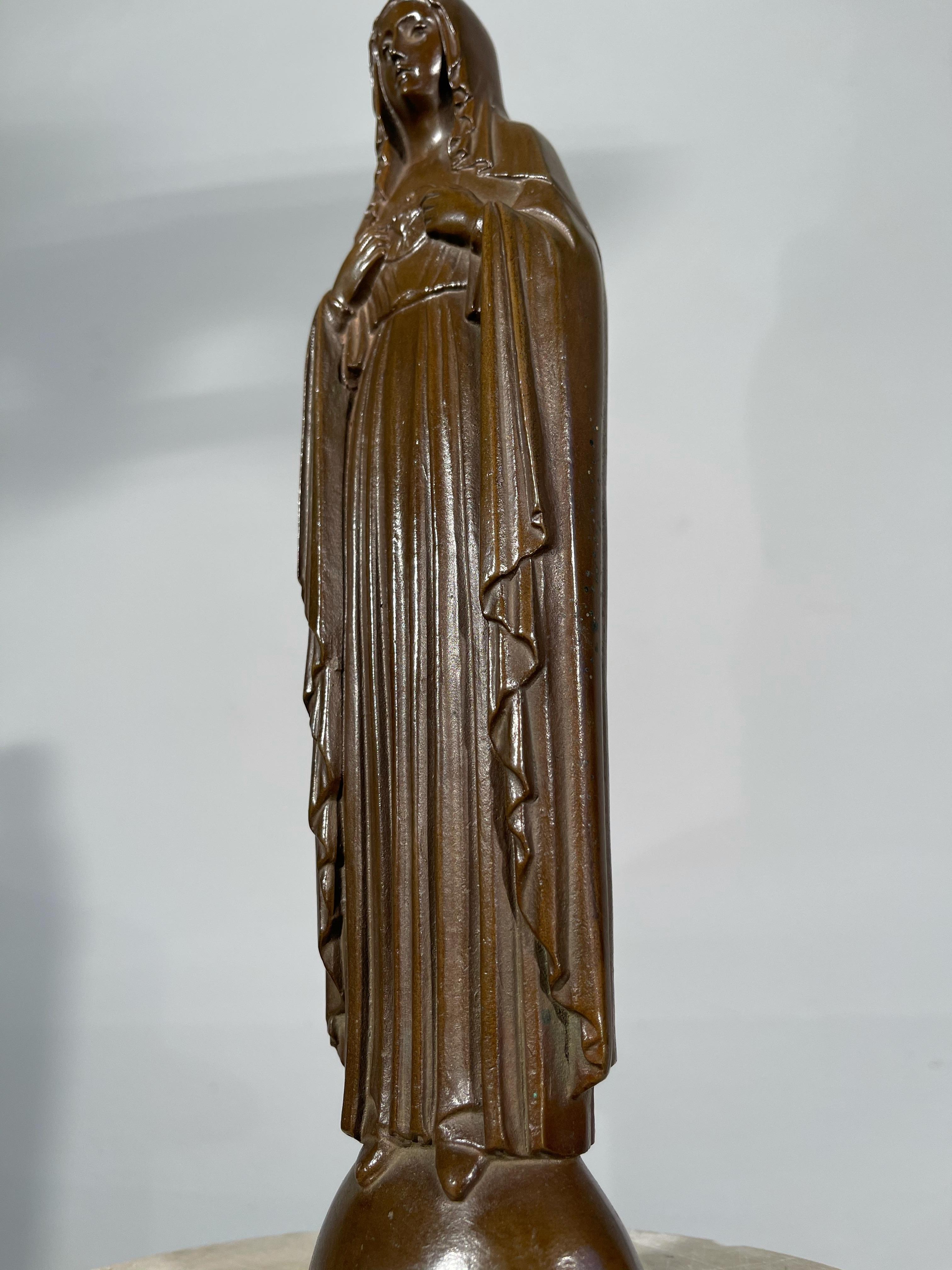 Rare sculpture ancienne en bronze patiné représentant le cœur immaculé de la Vierge Marie en vente 3
