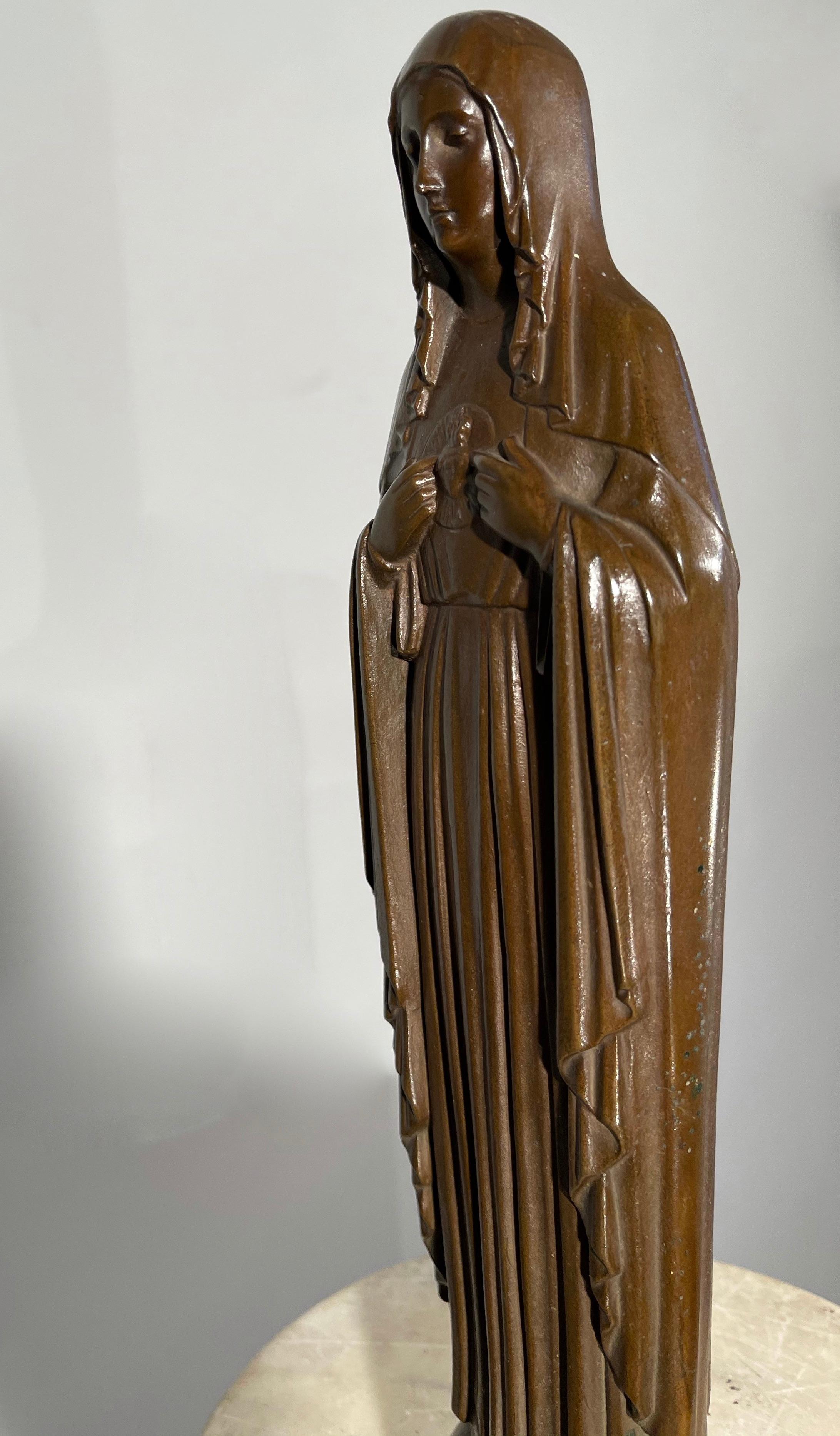 Merveilleuse qualité, Vierge Marie en bronze avec le symbole du cœur saint sur sa poitrine. 

Si vous êtes un collectionneur d'objets religieux anciens et de qualité supérieure, cette Vierge Marie en bronze fabriquée à la main pourrait bientôt