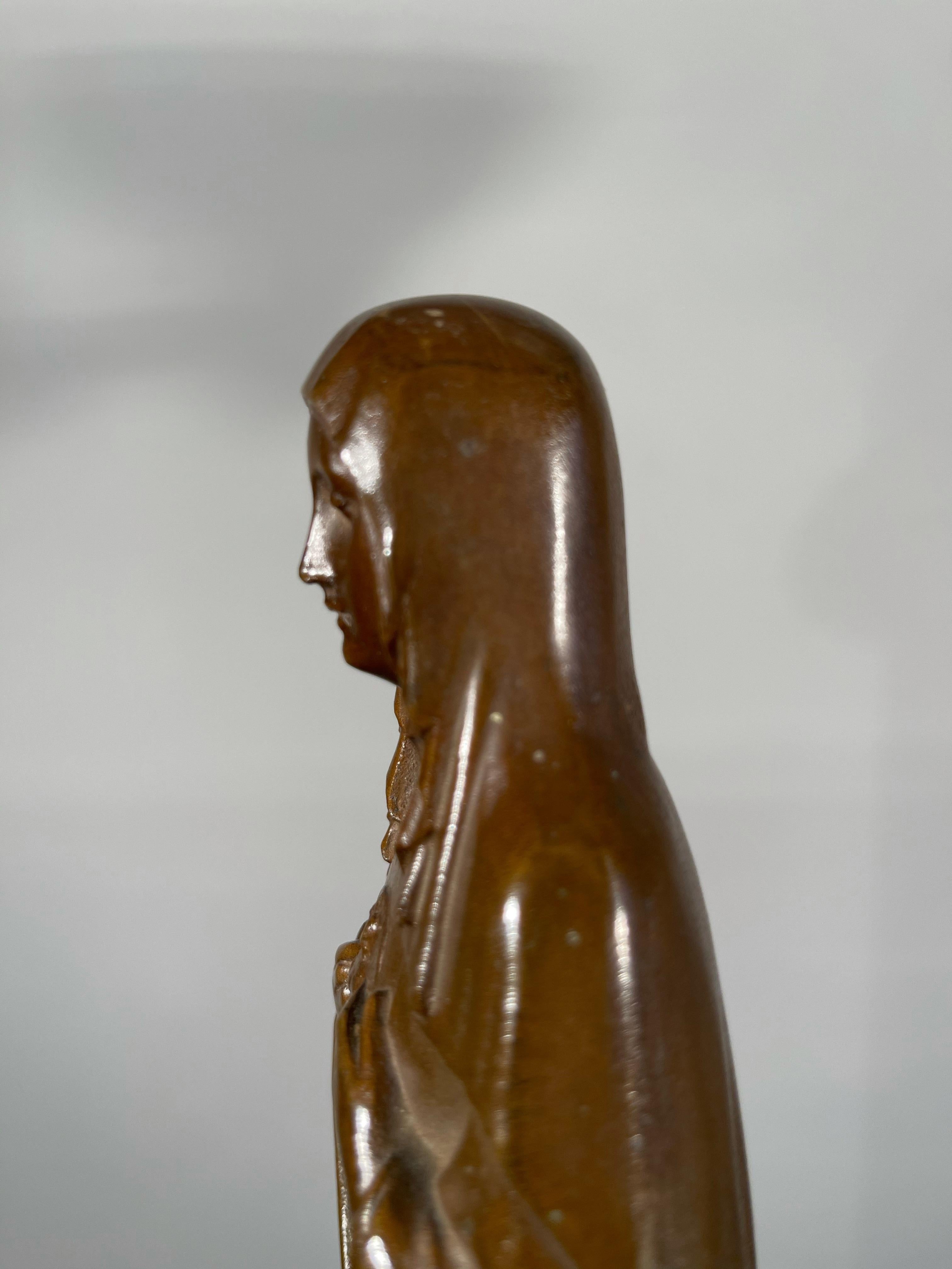 Bronze Rare sculpture ancienne en bronze patiné représentant le cœur immaculé de la Vierge Marie en vente