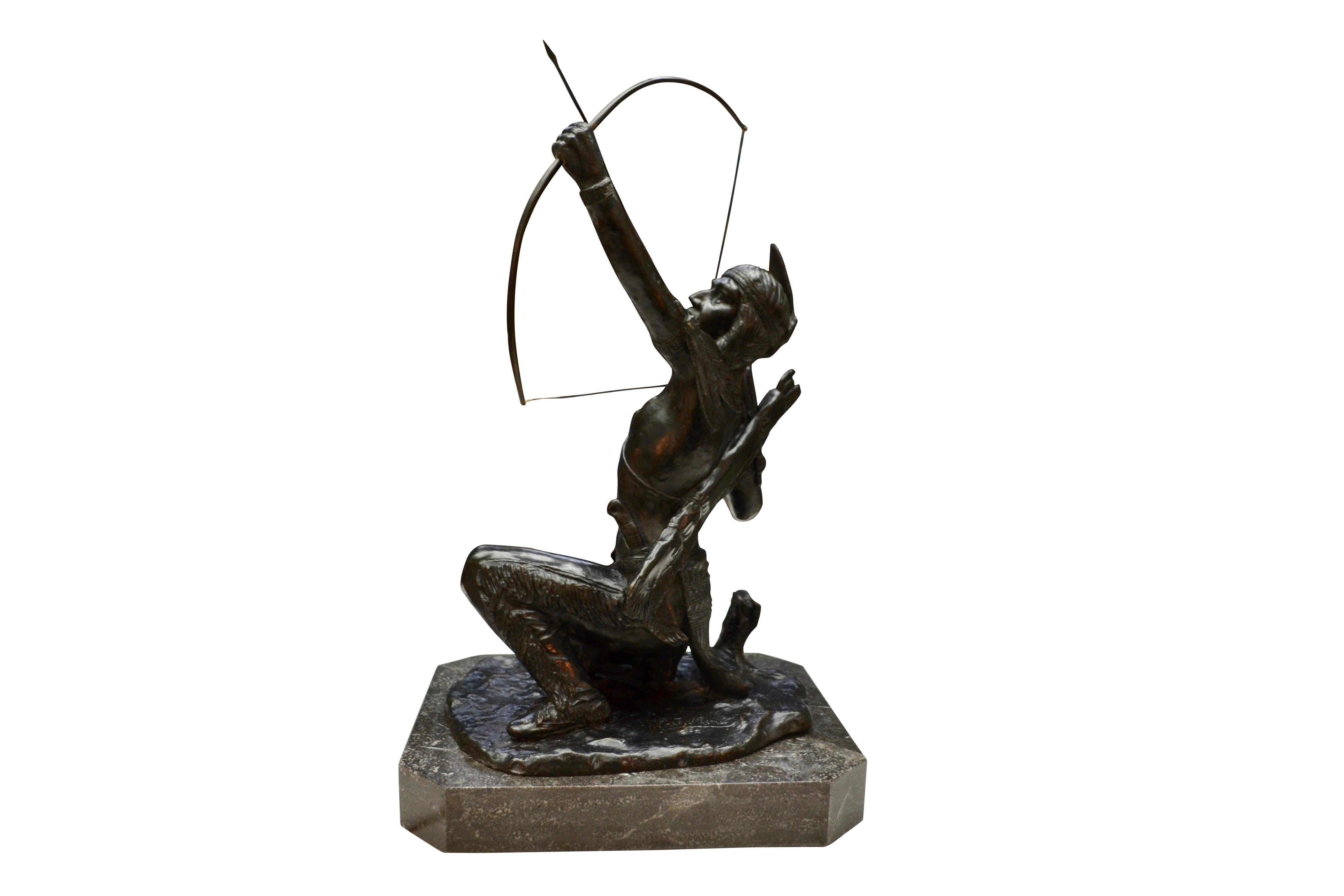 Rare bronze représentant un guerrier/archer amérindien au torse nu et aux muscles tendus, en position accroupie, une jambe tendue pour se soutenir et l'autre en position agenouillée, alors qu'il est en train de tirer une flèche vers le ciel,