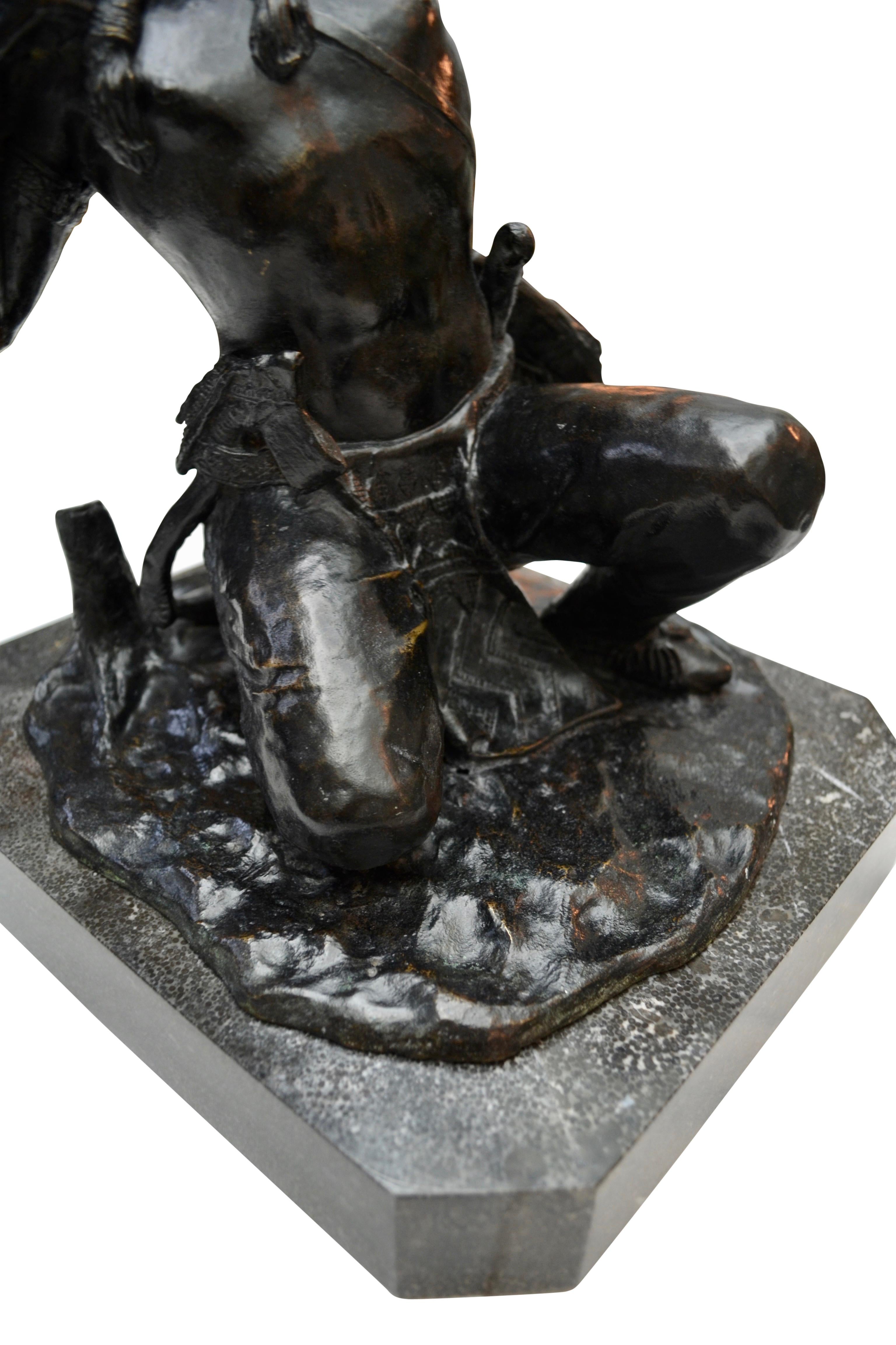 Colonial américain Rare statue en bronze patiné d'un Indien d'Amérique Archer à la chasse en vente