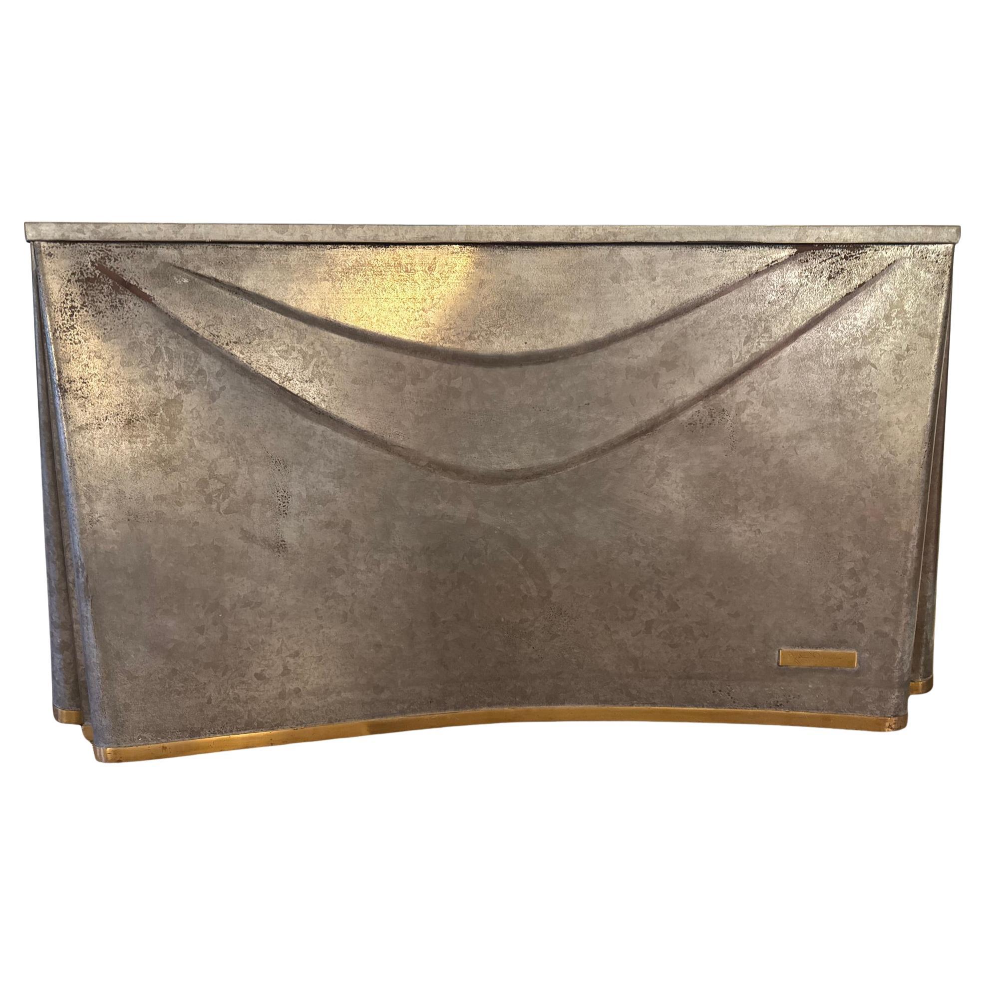 Rara consola de acero galvanizado/latón patinada y firmada por John Dickenson en venta