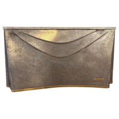 Rara consola de acero galvanizado/latón patinada y firmada por John Dickenson