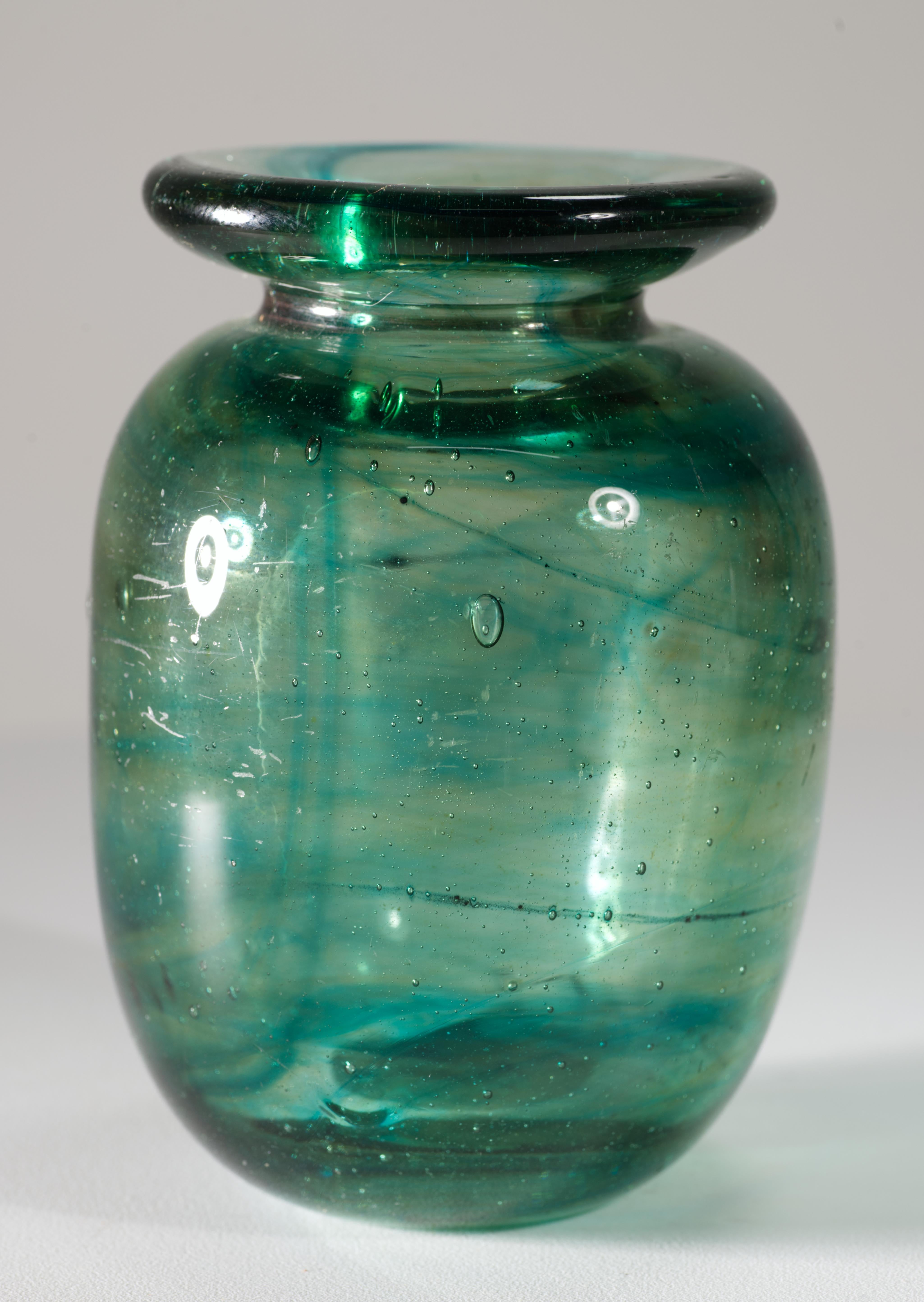 Il raro vaso di Patricia Esche è un importante esempio del movimento del vetro da studio americano. È stilisticamente simile al suo vaso blu con bordo increspato che è esposto come parte di 