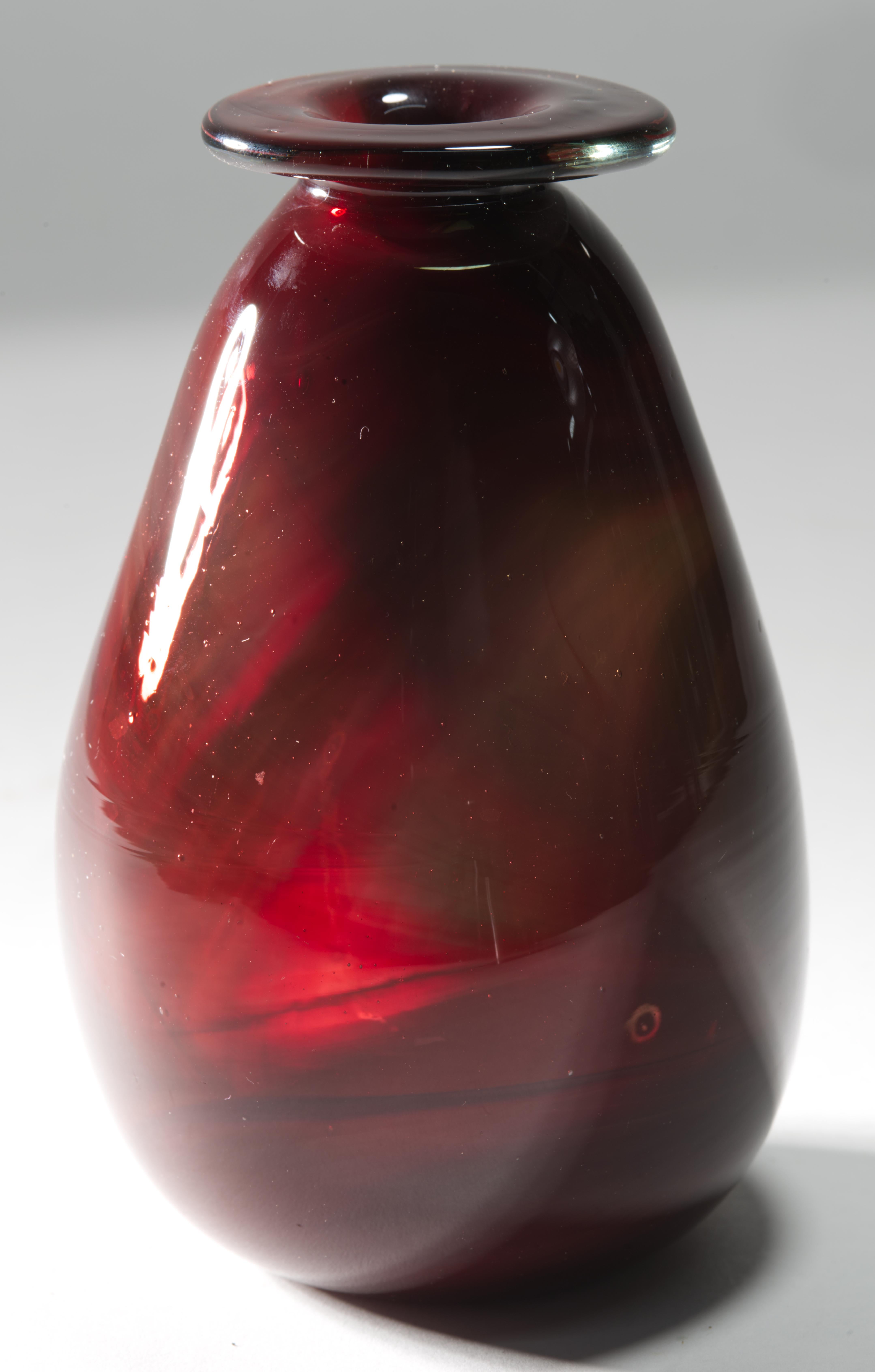  Ce rare vase à bourgeons de Patricia Esch est un exemple important du mouvement du verre de studio américain précoce. Il est stylistiquement similaire à son vase bleu à bord ébouriffé qui est exposé dans le cadre de l'exposition 