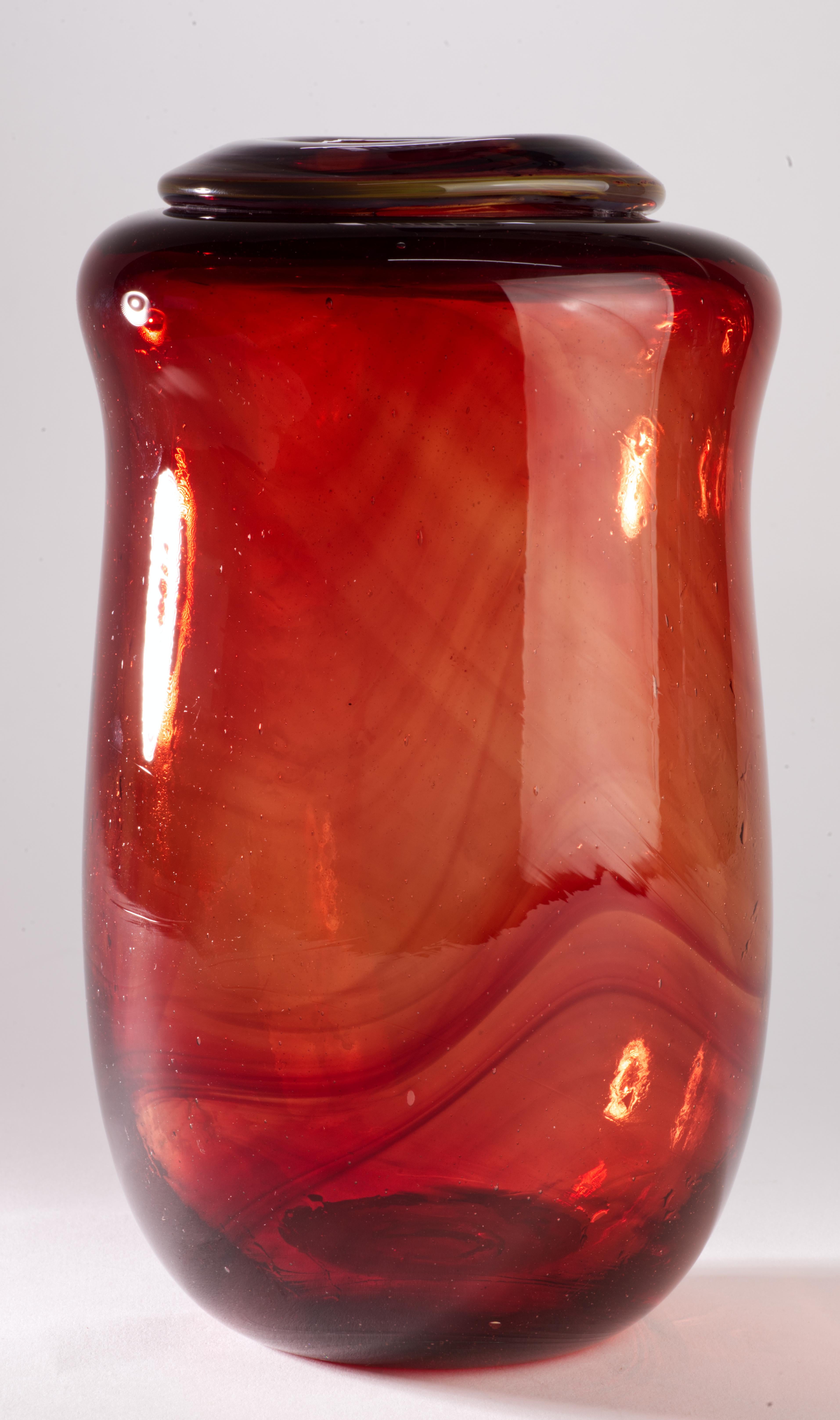 Raro jarrón rojo grande Patricia Esch, vidrio de estudio americano temprano Hecho a mano en venta