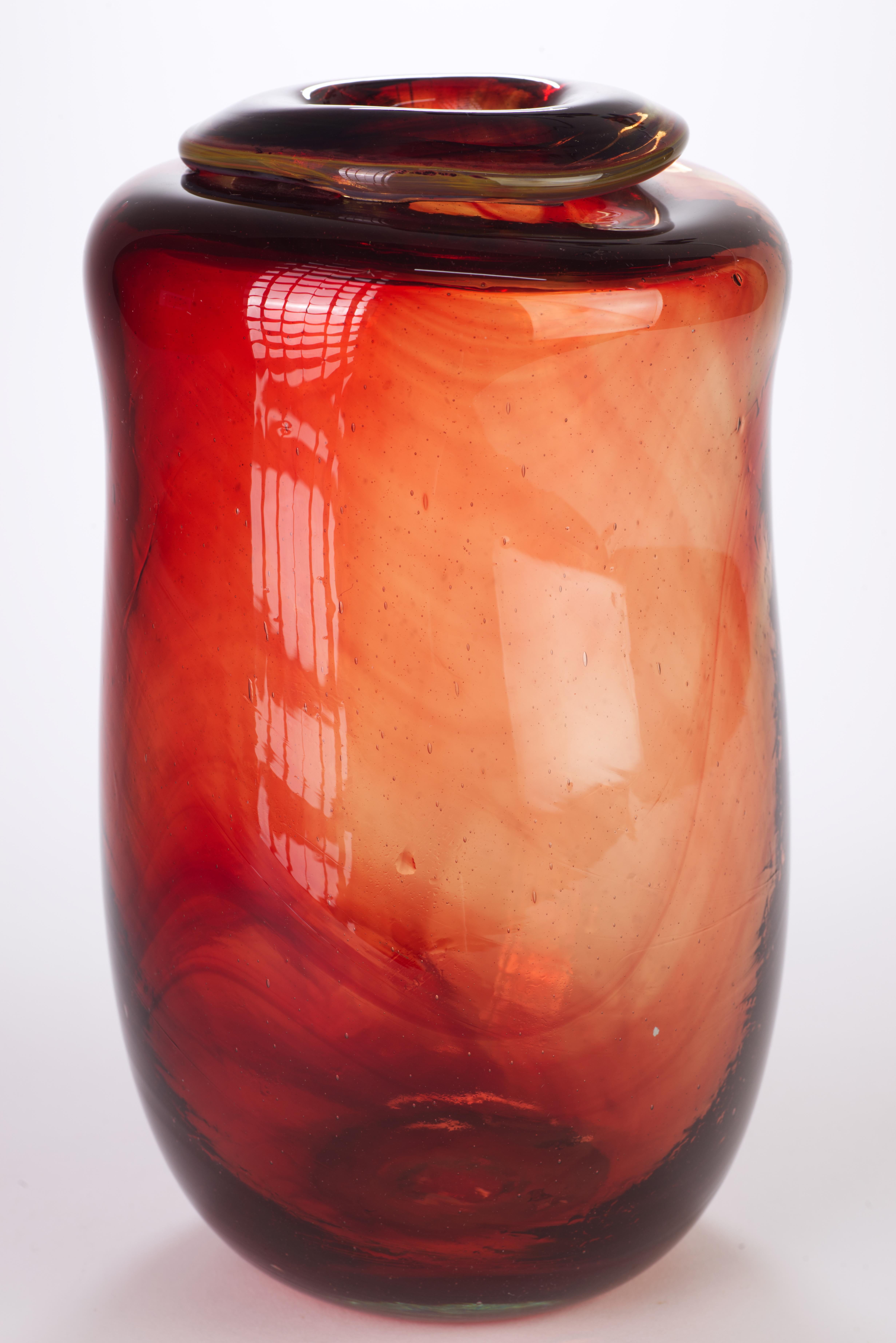 Raro jarrón rojo grande Patricia Esch, vidrio de estudio americano temprano siglo XX en venta