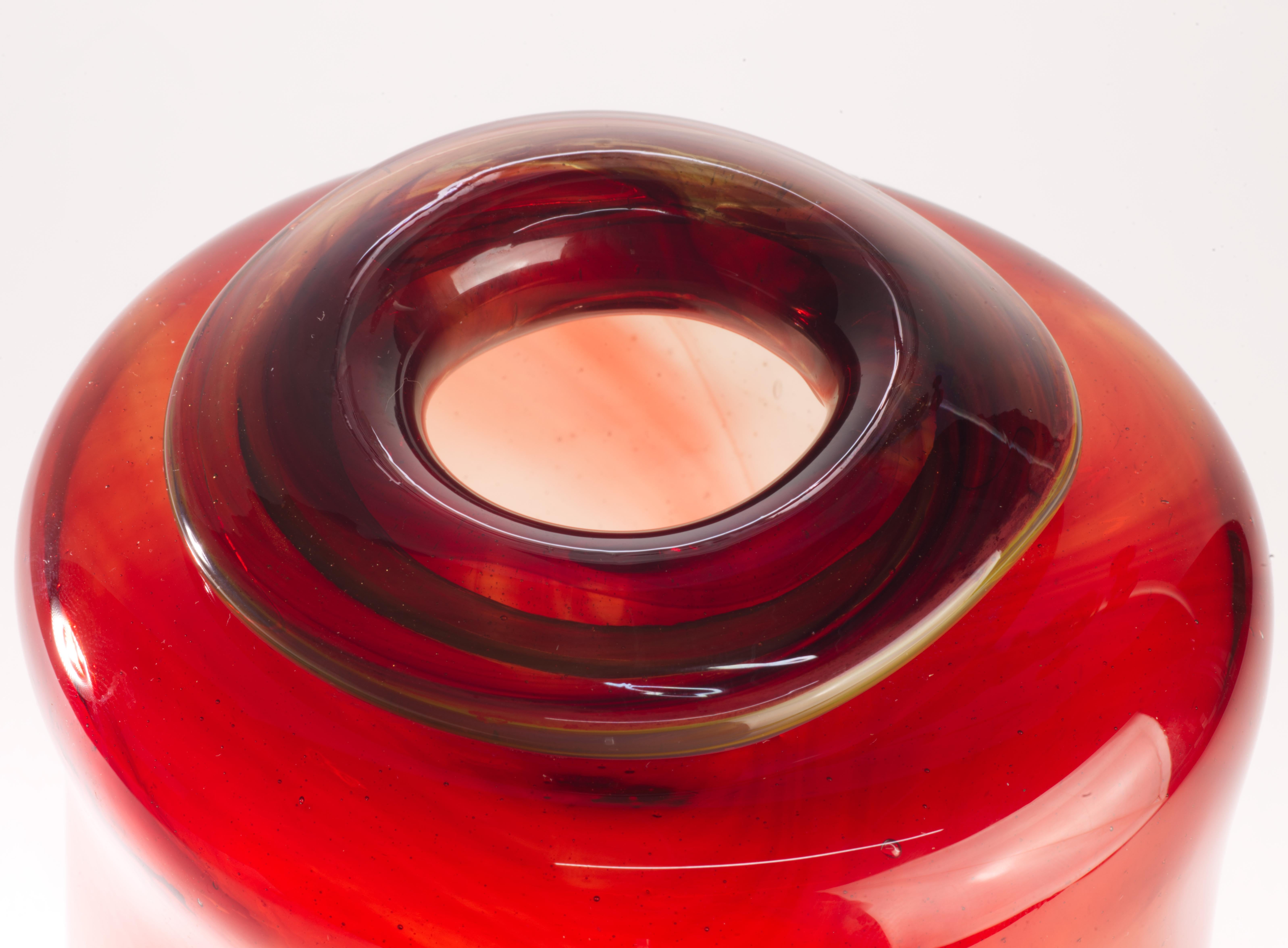 Raro jarrón rojo grande Patricia Esch, vidrio de estudio americano temprano Vidrio artístico en venta