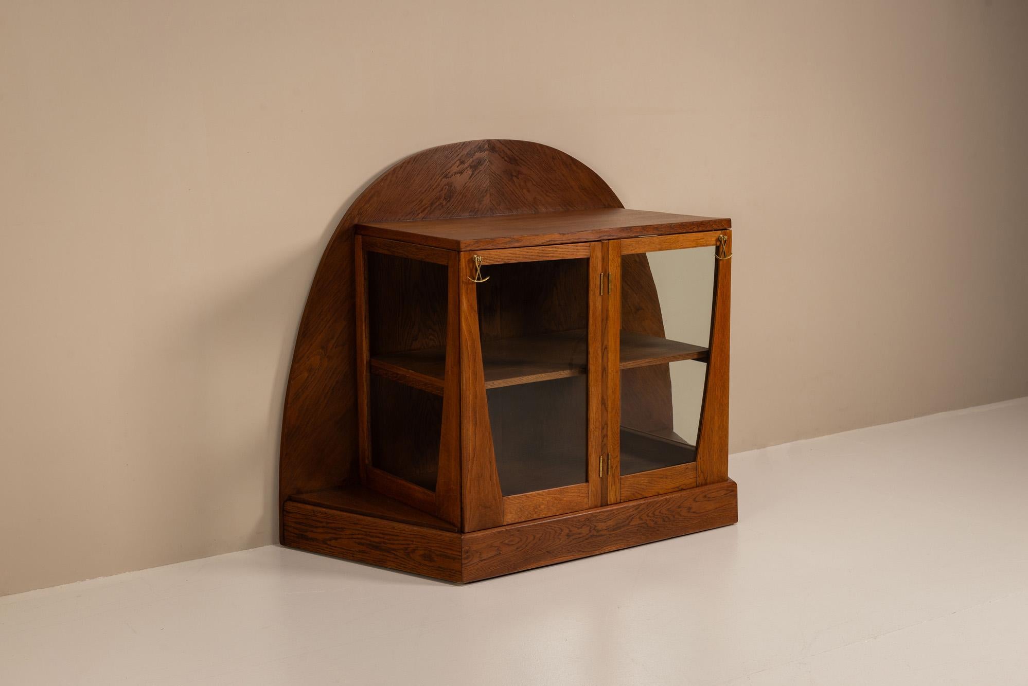 Rare Paul Bromberg Oak Tea Cabinet Amsterdam School, The Netherlands 1918 In Good Condition For Sale In Hellouw, NL